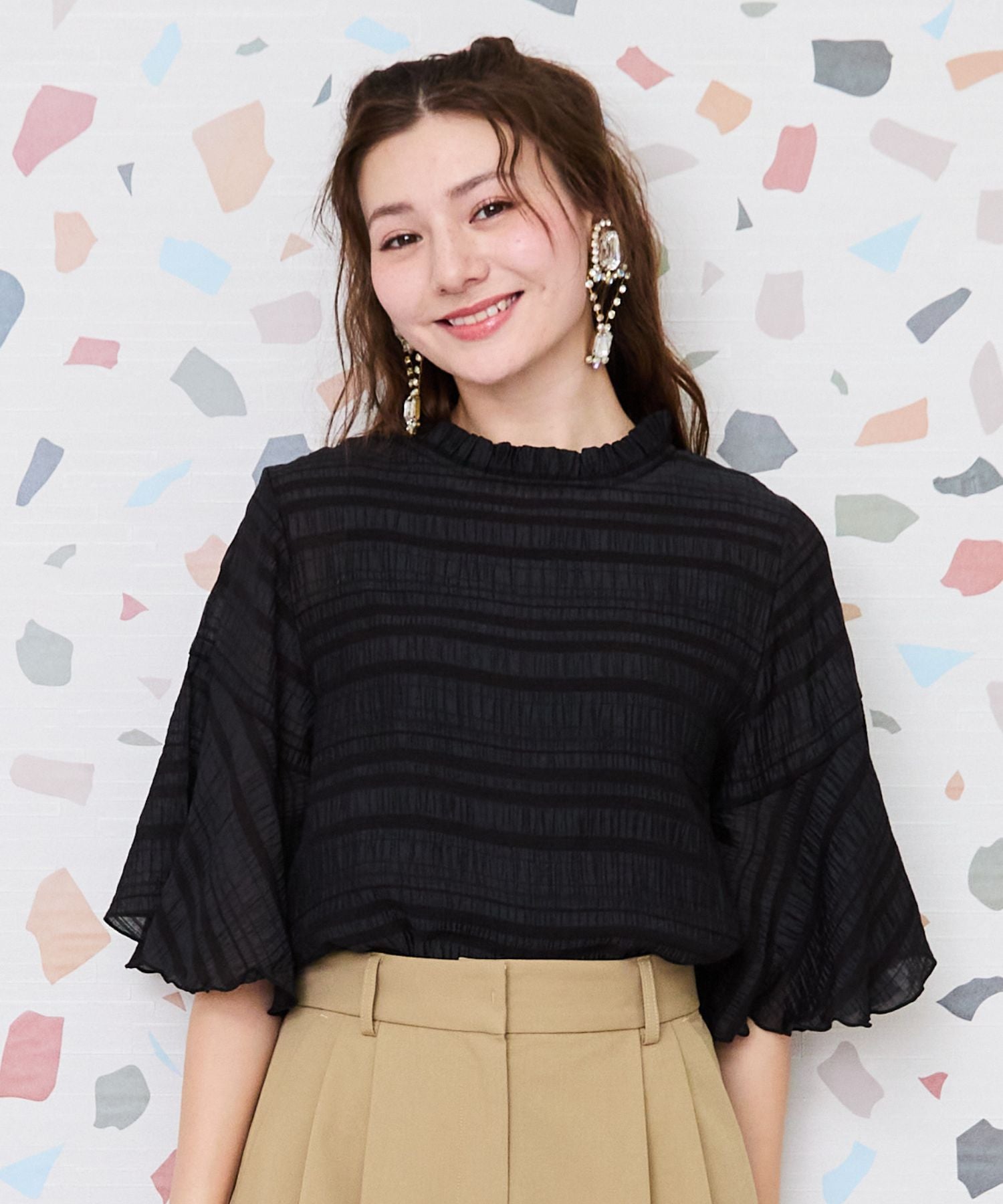 【JETSET SOLO PLUS】フリルハイネックフレアスリーブブラウス