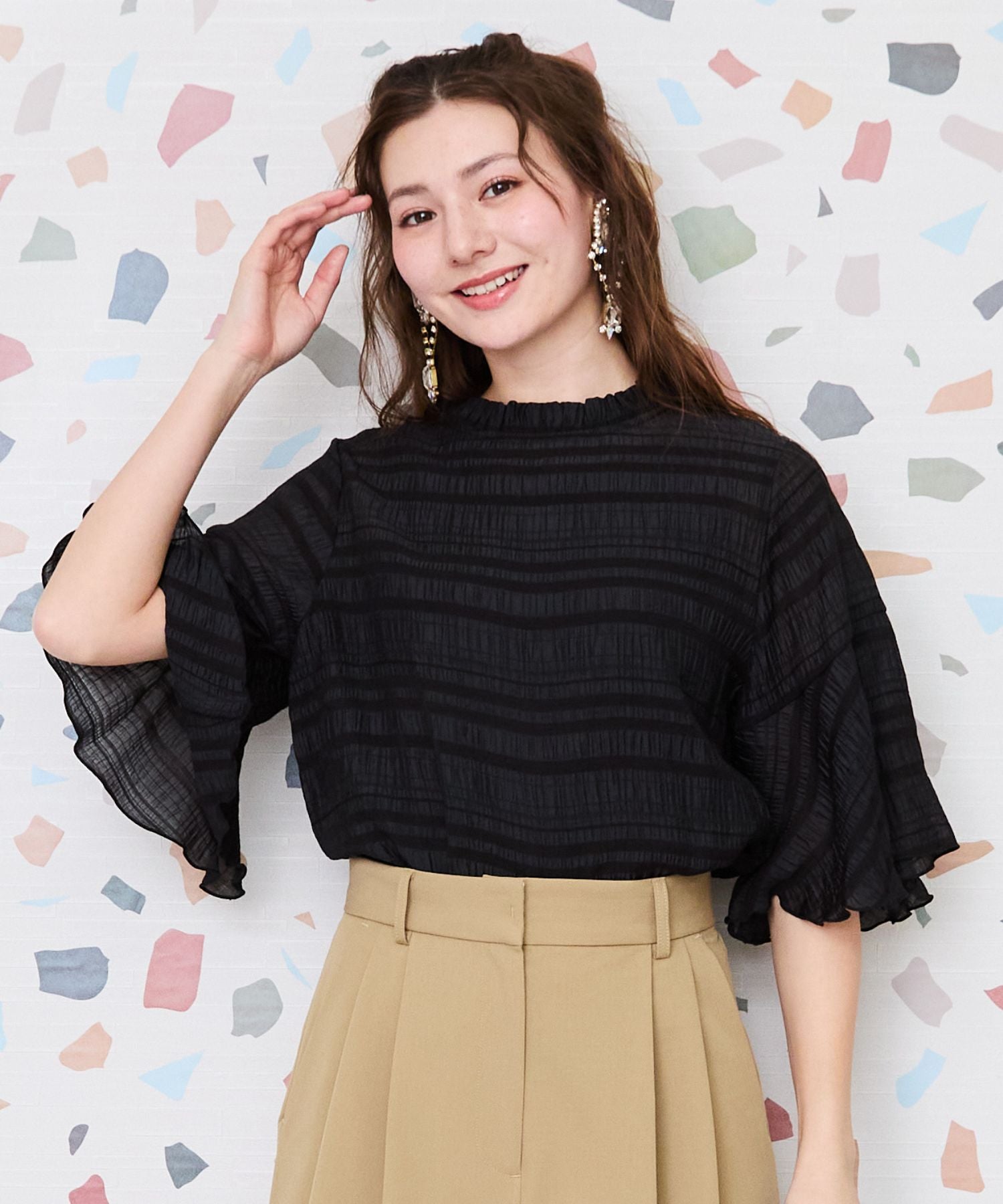 【JETSET SOLO PLUS】フリルハイネックフレアスリーブブラウス