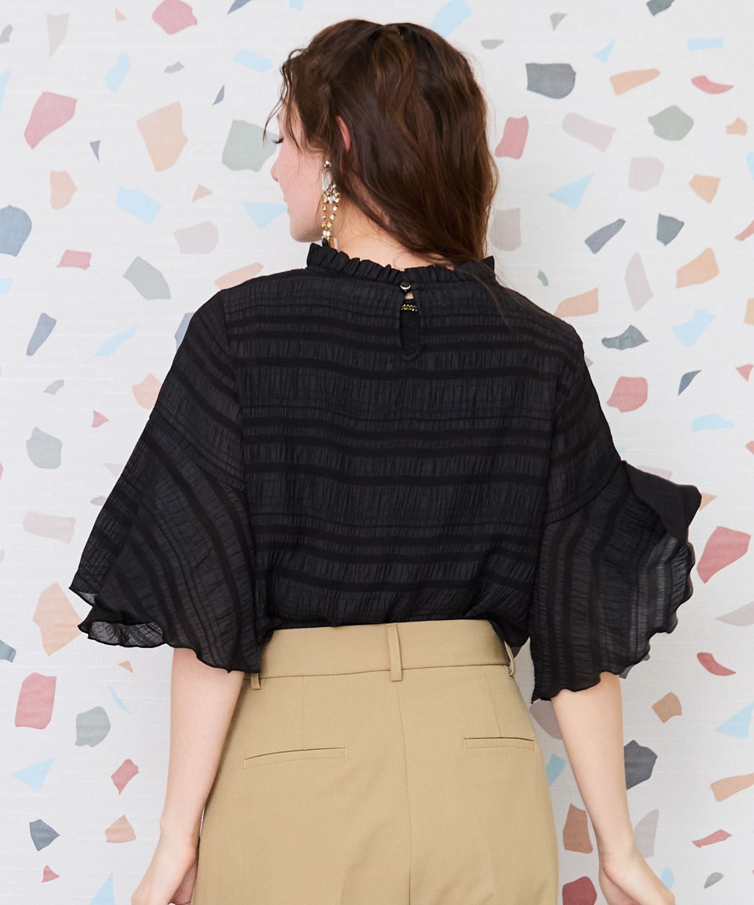 【JETSET SOLO PLUS】フリルハイネックフレアスリーブブラウス