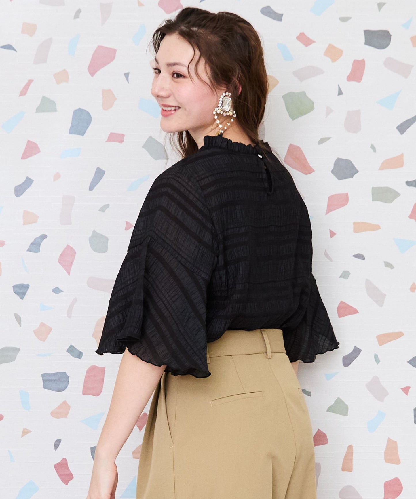 【JETSET SOLO PLUS】フリルハイネックフレアスリーブブラウス