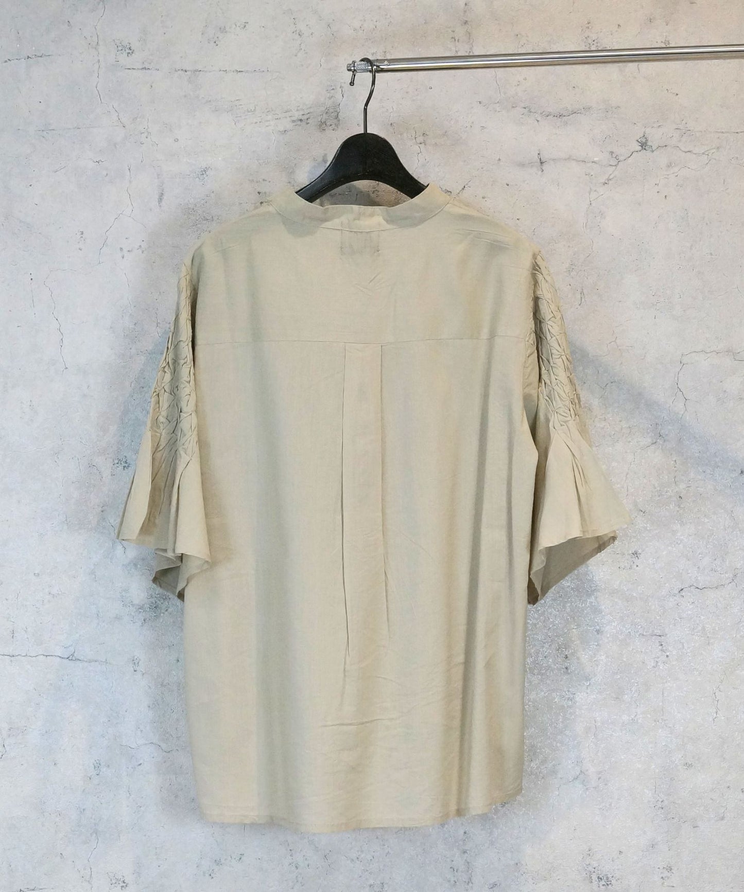 【INDUS luxury for JETSET SOLO PLUS】スモッキングスリーブバンドカラーシャツ