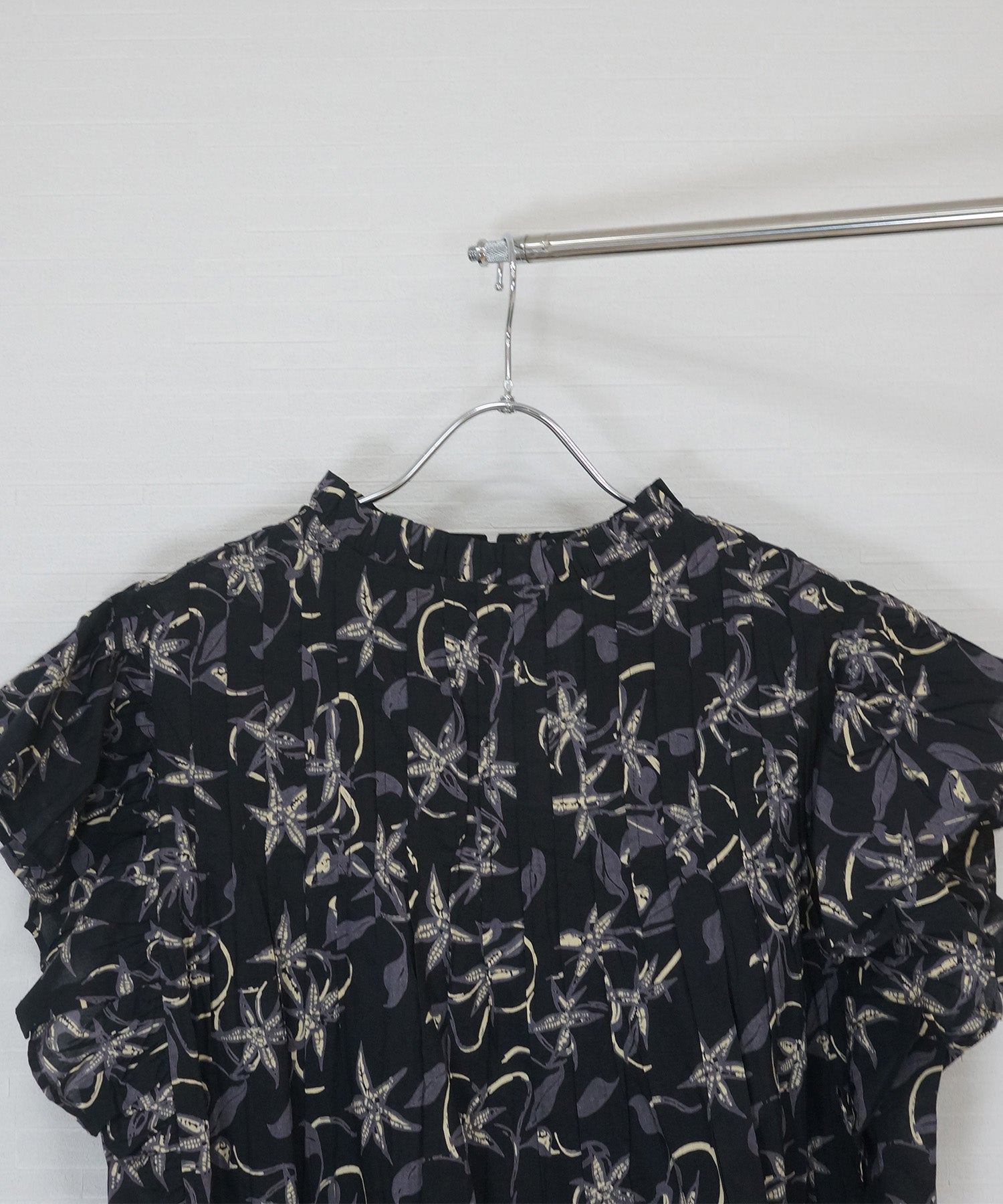 【INDUS luxury for JETSET SOLO PLUS】リーフプリントフリルスリーブブラウス