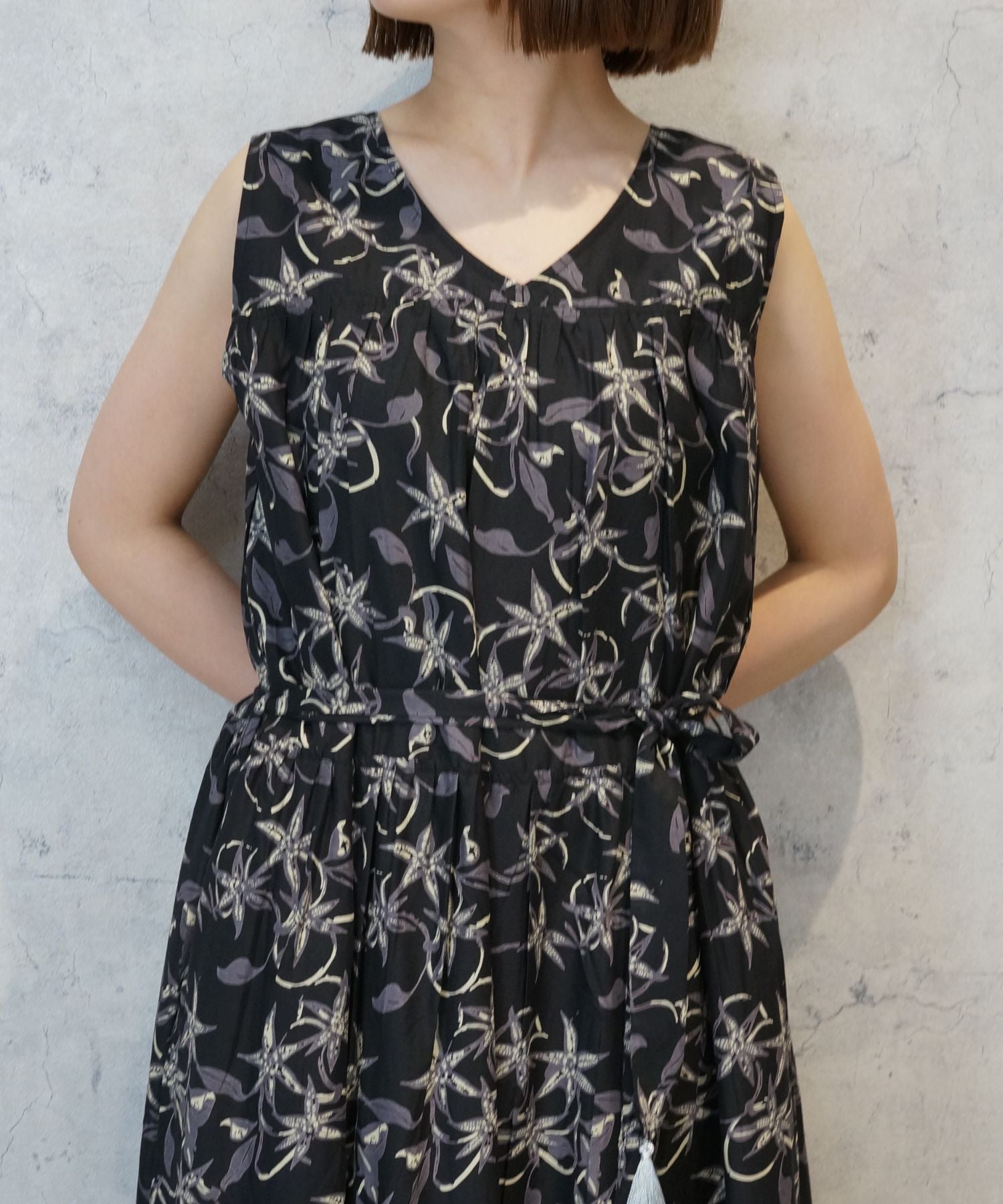 【INDUS luxury for JETSET SOLO PLUS】Vネックティアードワンピース