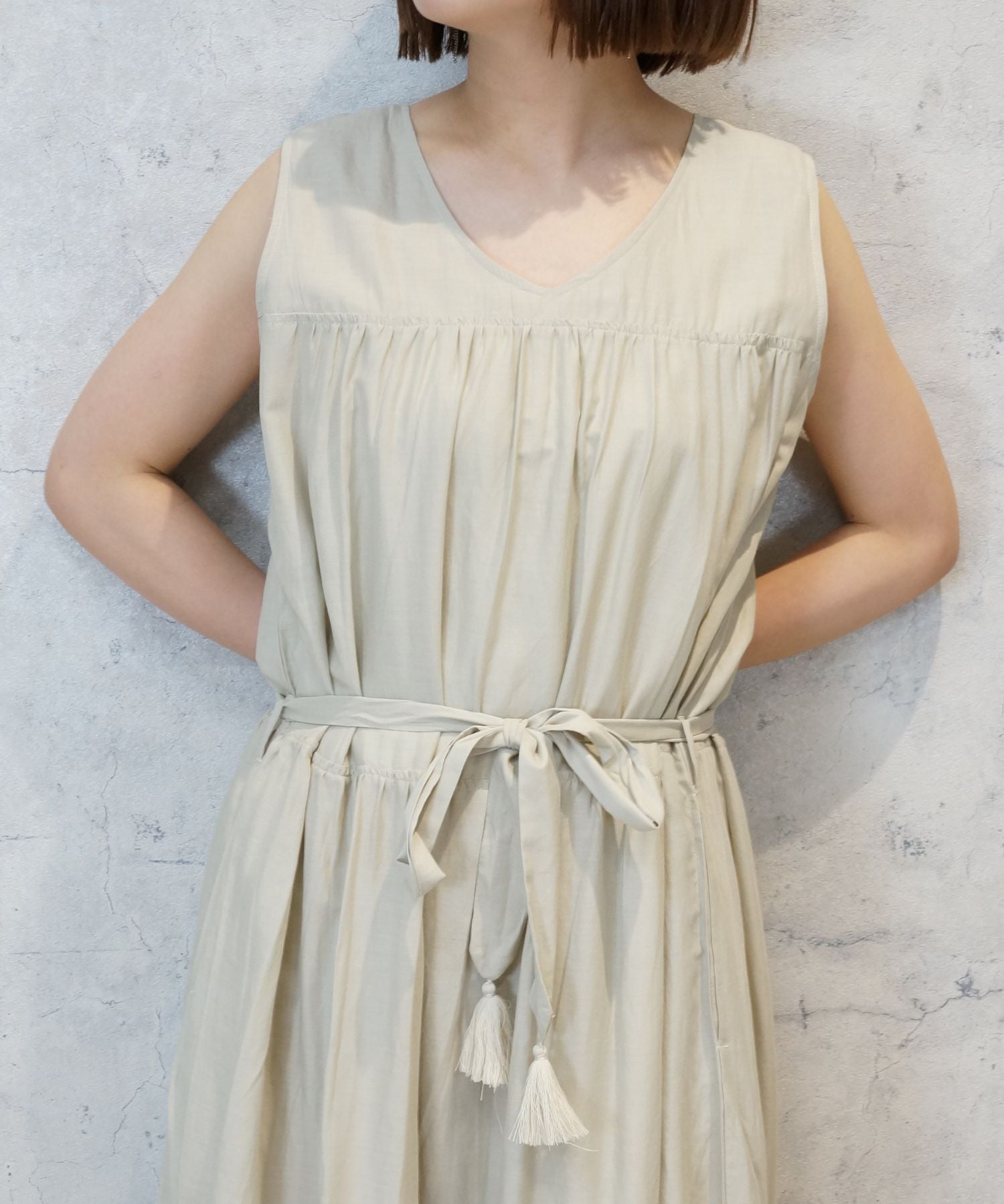 【INDUS luxury for JETSET SOLO PLUS】Vネックティアードワンピース