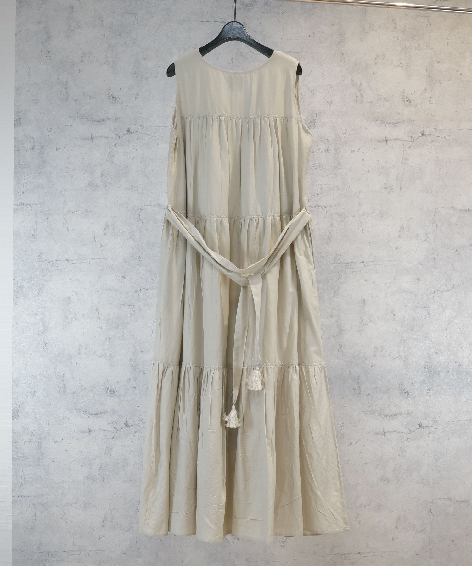 【INDUS luxury for JETSET SOLO PLUS】Vネックティアードワンピース