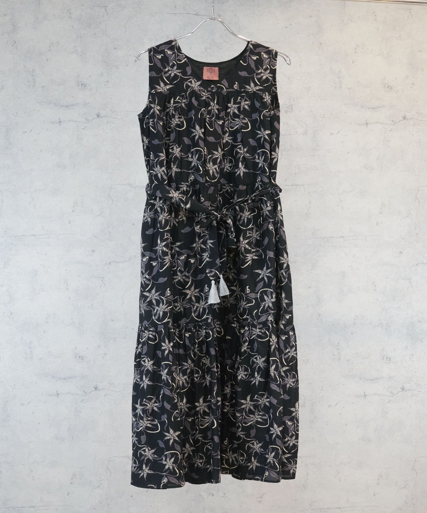 【INDUS luxury for JETSET SOLO PLUS】Vネックティアードワンピース