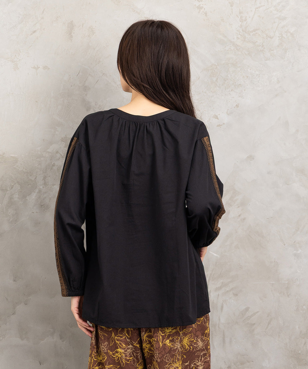 INDESIGN チロリアンテープエンブロイダリーブラウス