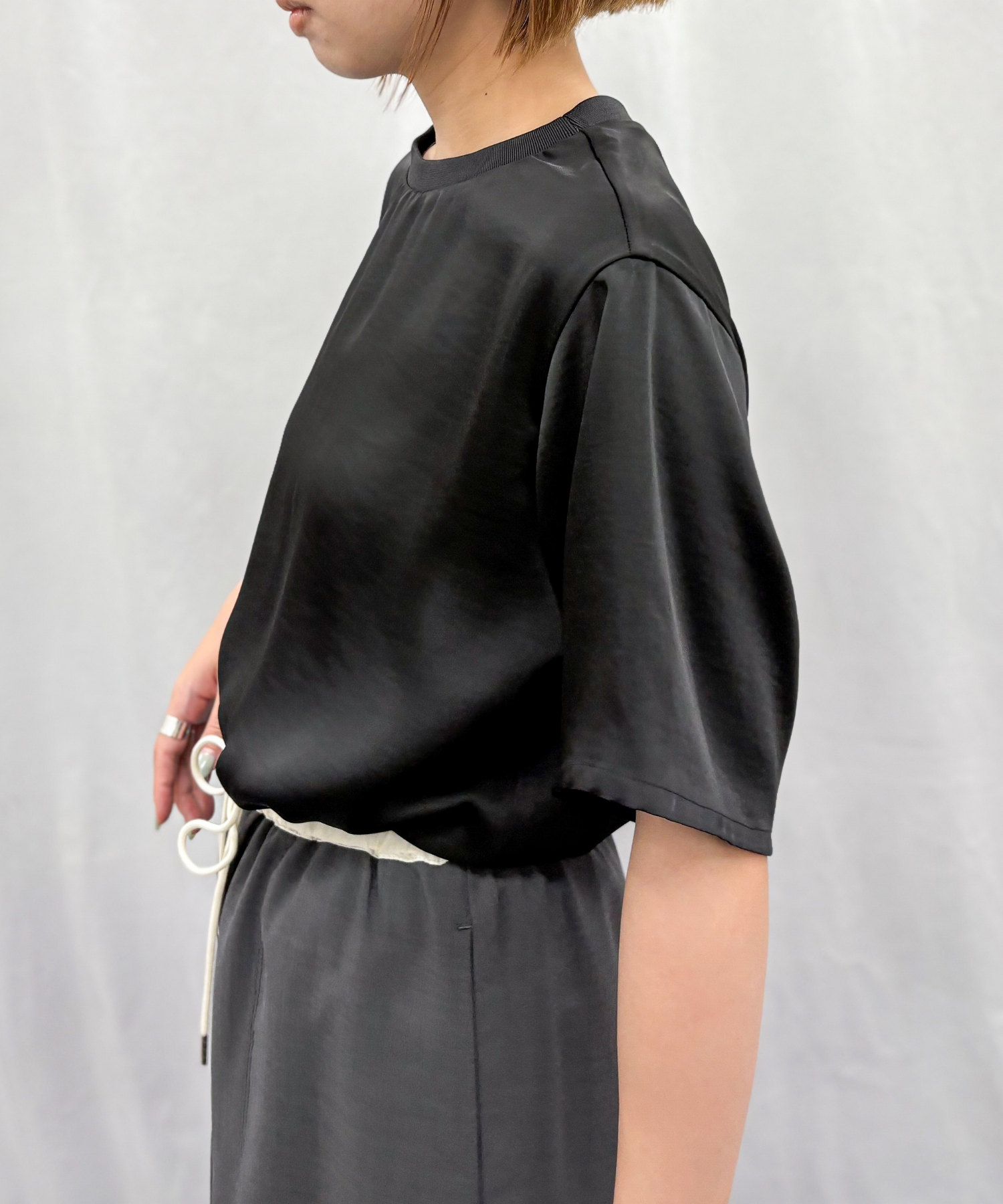 【qout】【R】サテンリブネックブラウス