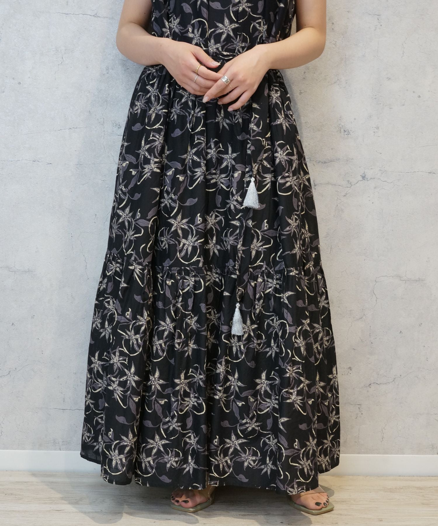 【INDUS luxury for JETSET SOLO PLUS】Vネックティアードワンピース