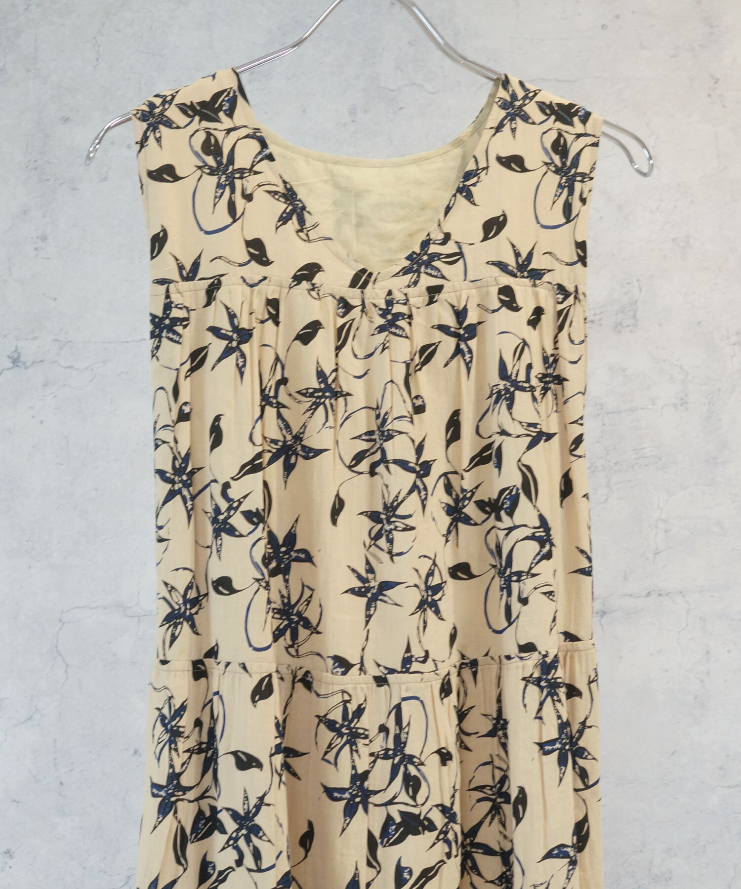 【INDUS luxury for JETSET SOLO PLUS】Vネックティアードワンピース