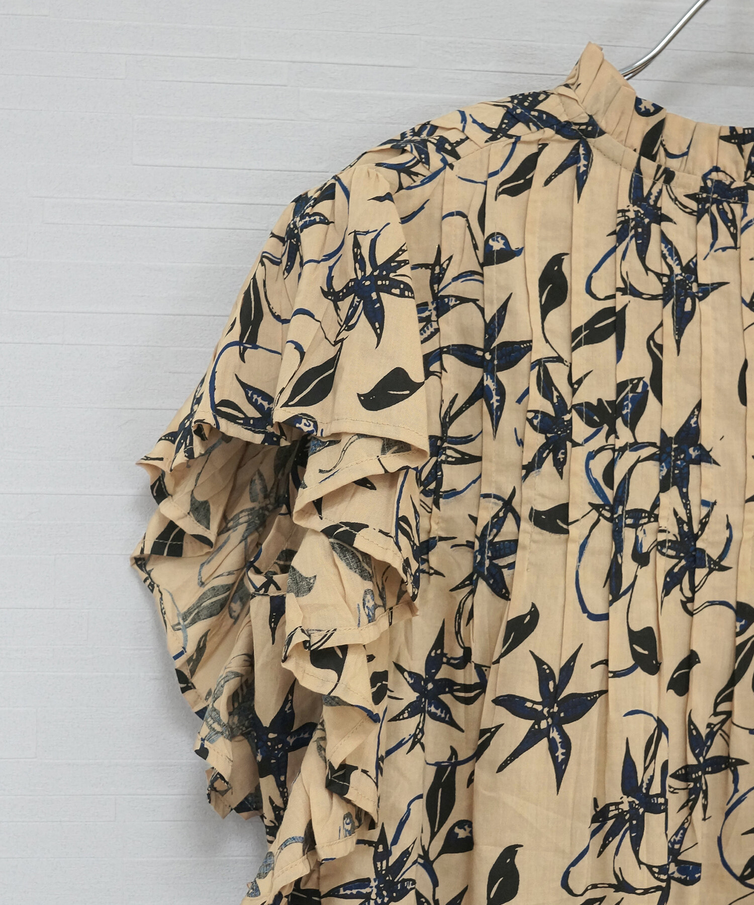 【INDUS luxury for JETSET SOLO PLUS】リーフプリントフリルスリーブブラウス