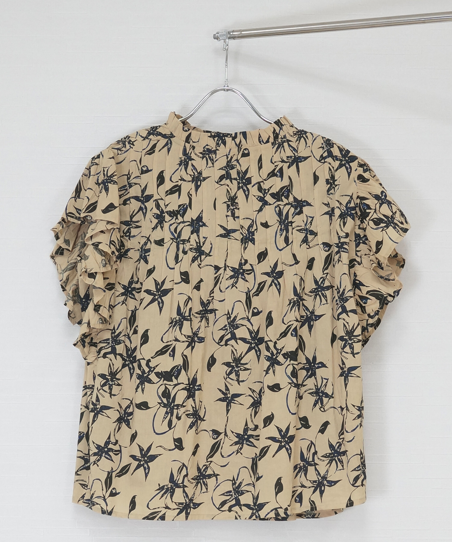 【INDUS luxury for JETSET SOLO PLUS】リーフプリントフリルスリーブブラウス