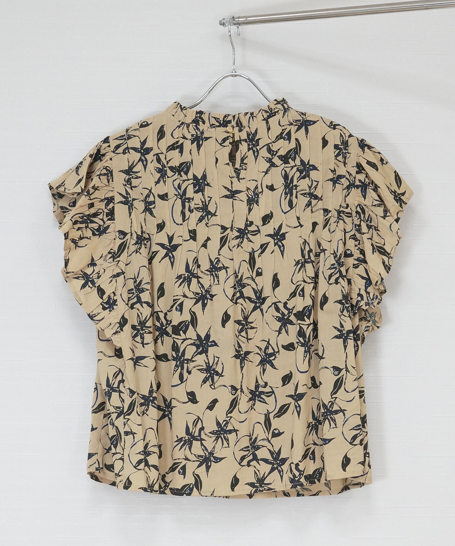 【INDUS luxury for JETSET SOLO PLUS】リーフプリントフリルスリーブブラウス