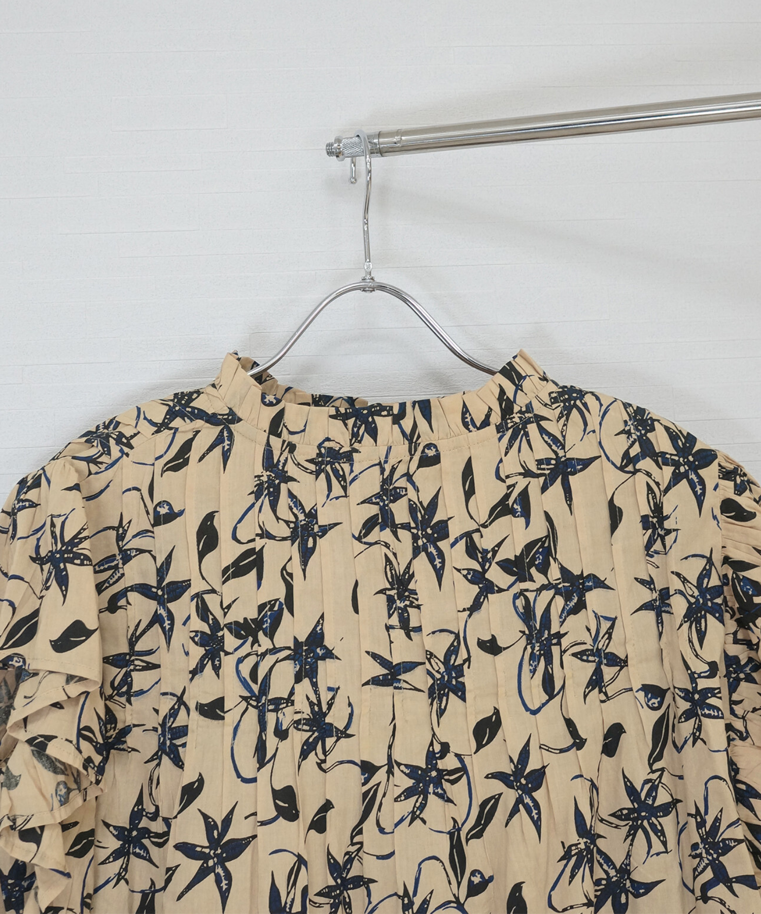 【INDUS luxury for JETSET SOLO PLUS】リーフプリントフリルスリーブブラウス