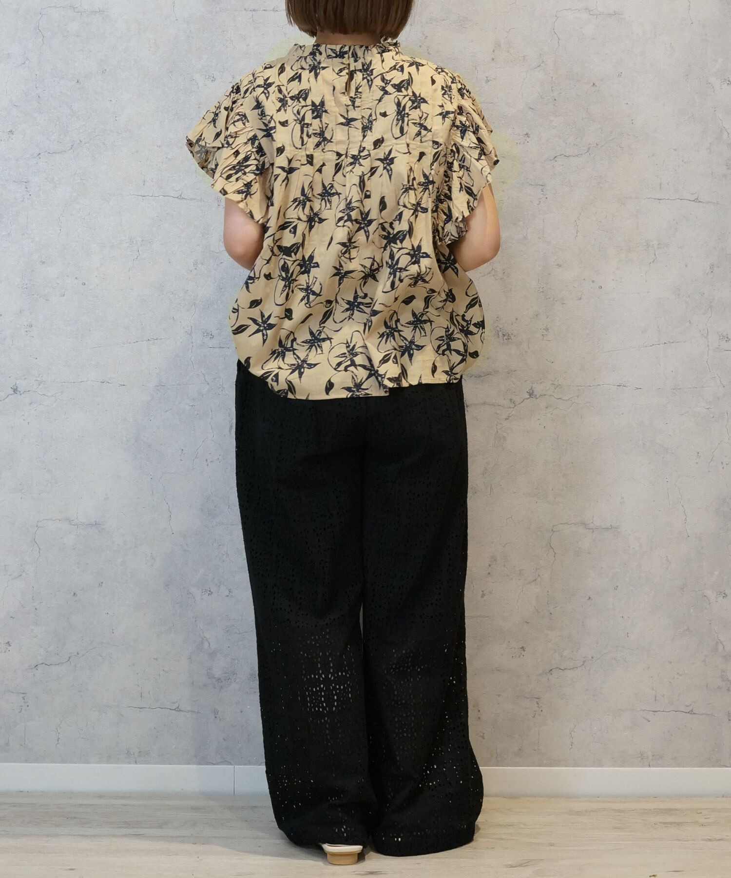 【INDUS luxury for JETSET SOLO PLUS】リーフプリントフリルスリーブブラウス