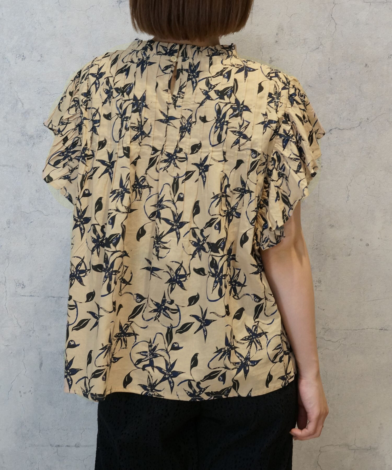 【INDUS luxury for JETSET SOLO PLUS】リーフプリントフリルスリーブブラウス