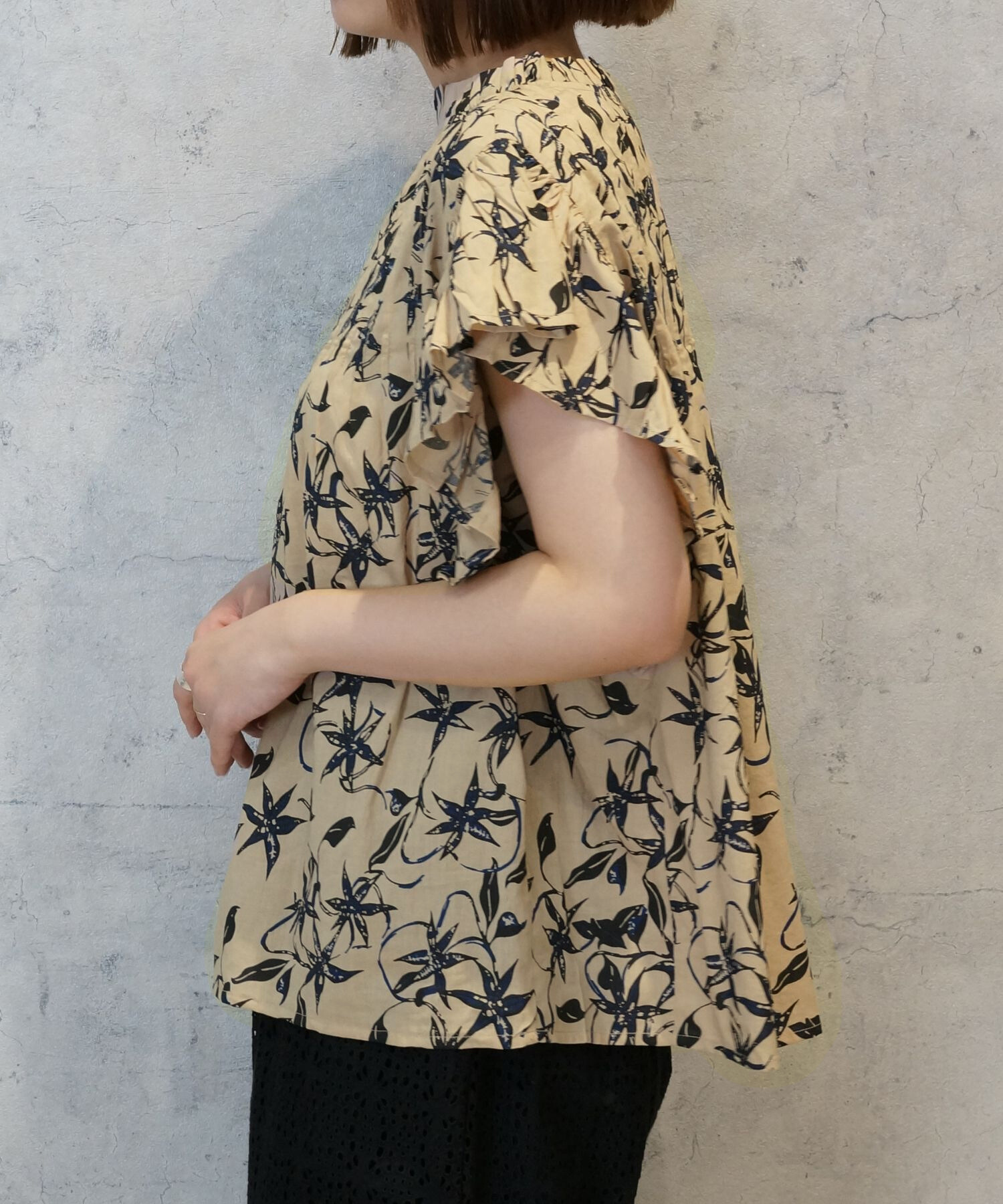 【INDUS luxury for JETSET SOLO PLUS】リーフプリントフリルスリーブブラウス