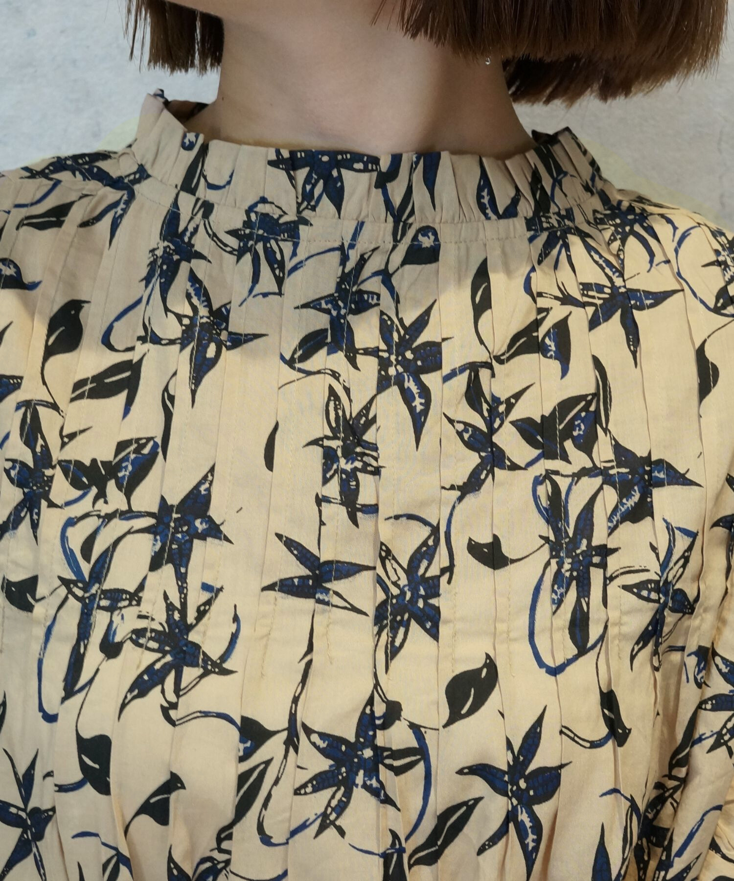 【INDUS luxury for JETSET SOLO PLUS】リーフプリントフリルスリーブブラウス