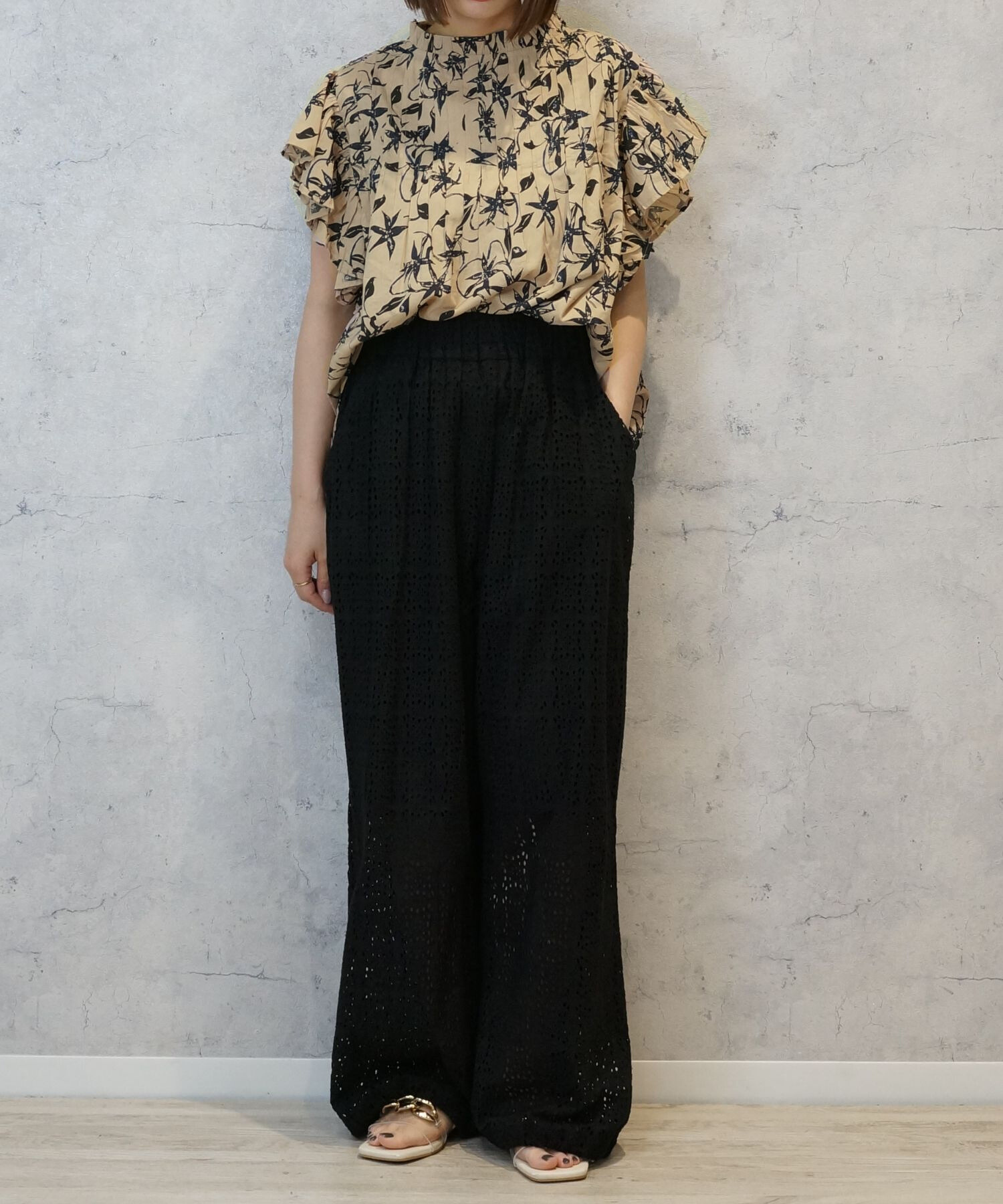 【INDUS luxury for JETSET SOLO PLUS】リーフプリントフリルスリーブブラウス