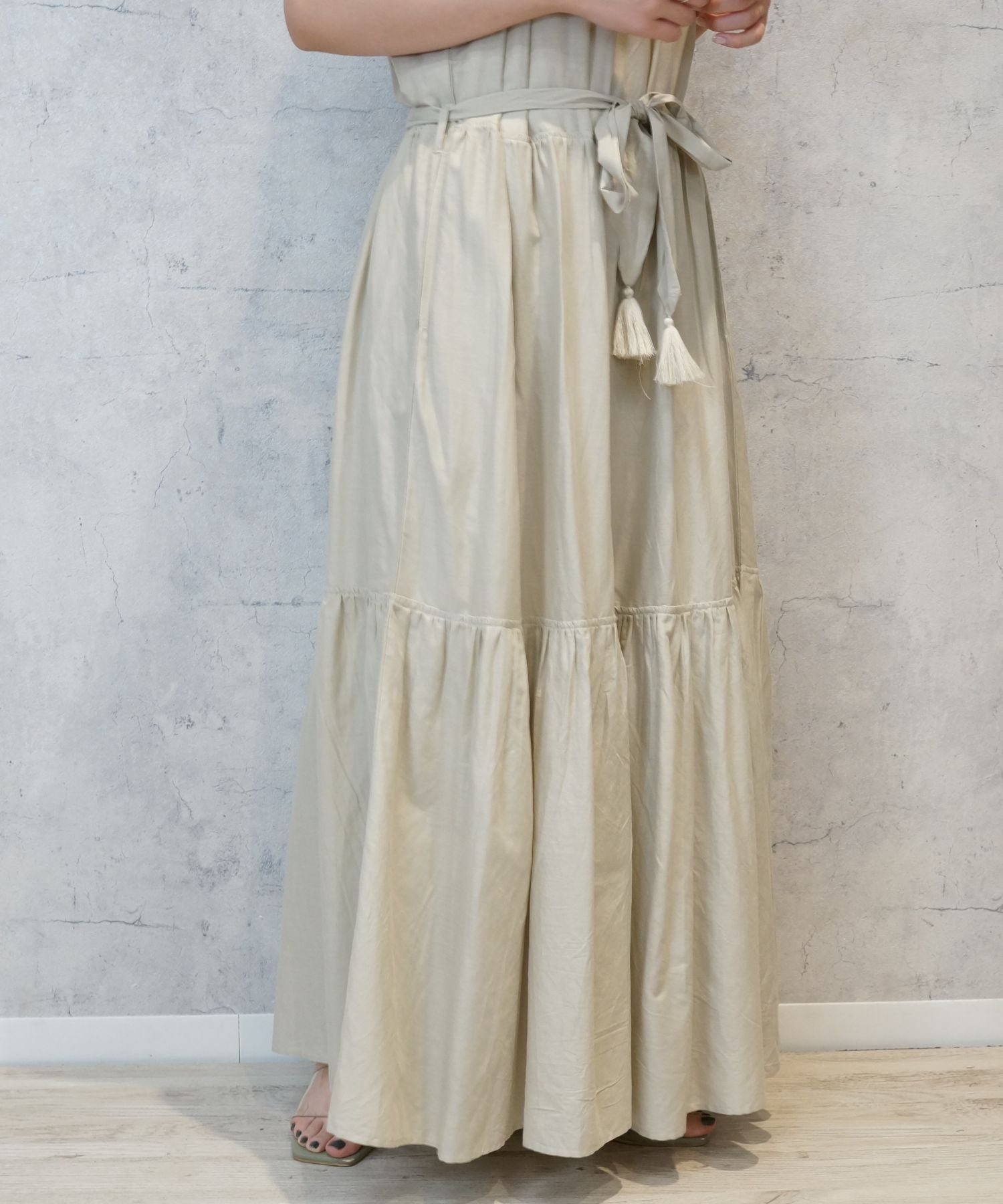 【INDUS luxury for JETSET SOLO PLUS】Vネックティアードワンピース