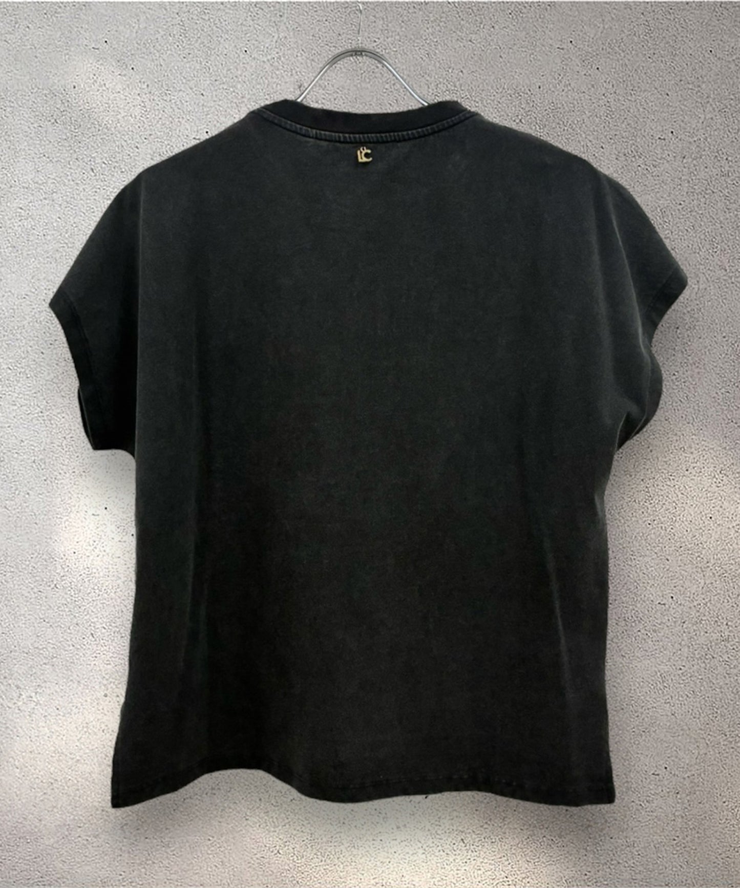 【LOLA CASADEMUNT】ラインストーン×エンボスロゴTシャツ