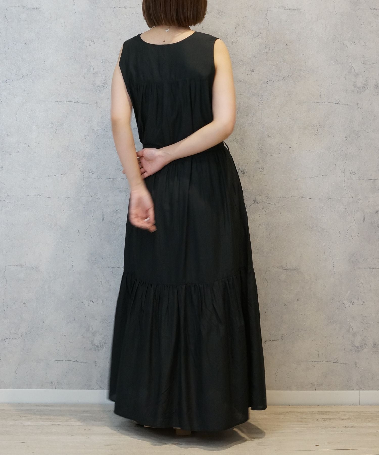 【INDUS luxury for JETSET SOLO PLUS】Vネックティアードワンピース