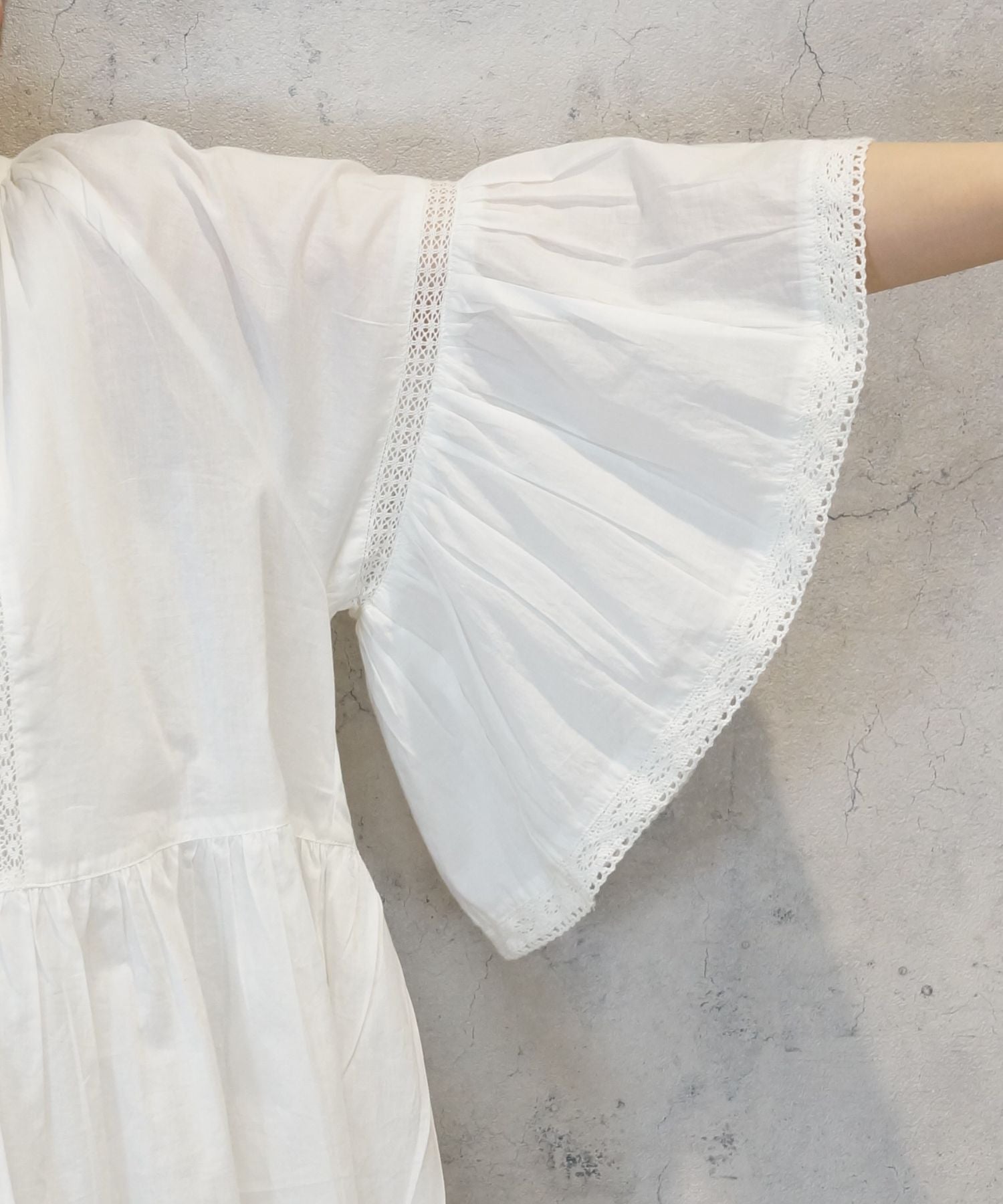 【INDUS luxury for JETSET SOLO PLUS】レースコンビフレアスリーブブラウス