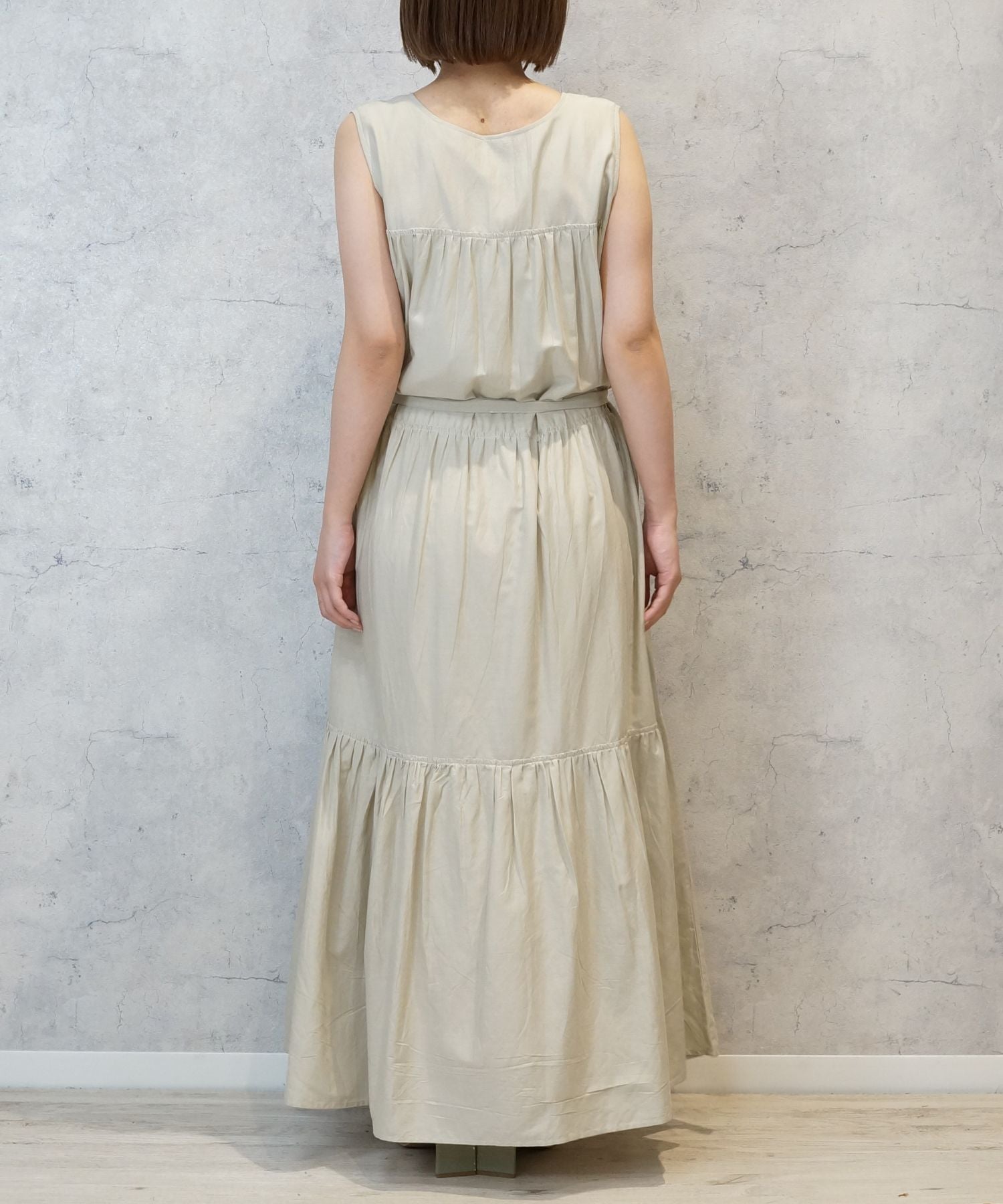 【INDUS luxury for JETSET SOLO PLUS】Vネックティアードワンピース