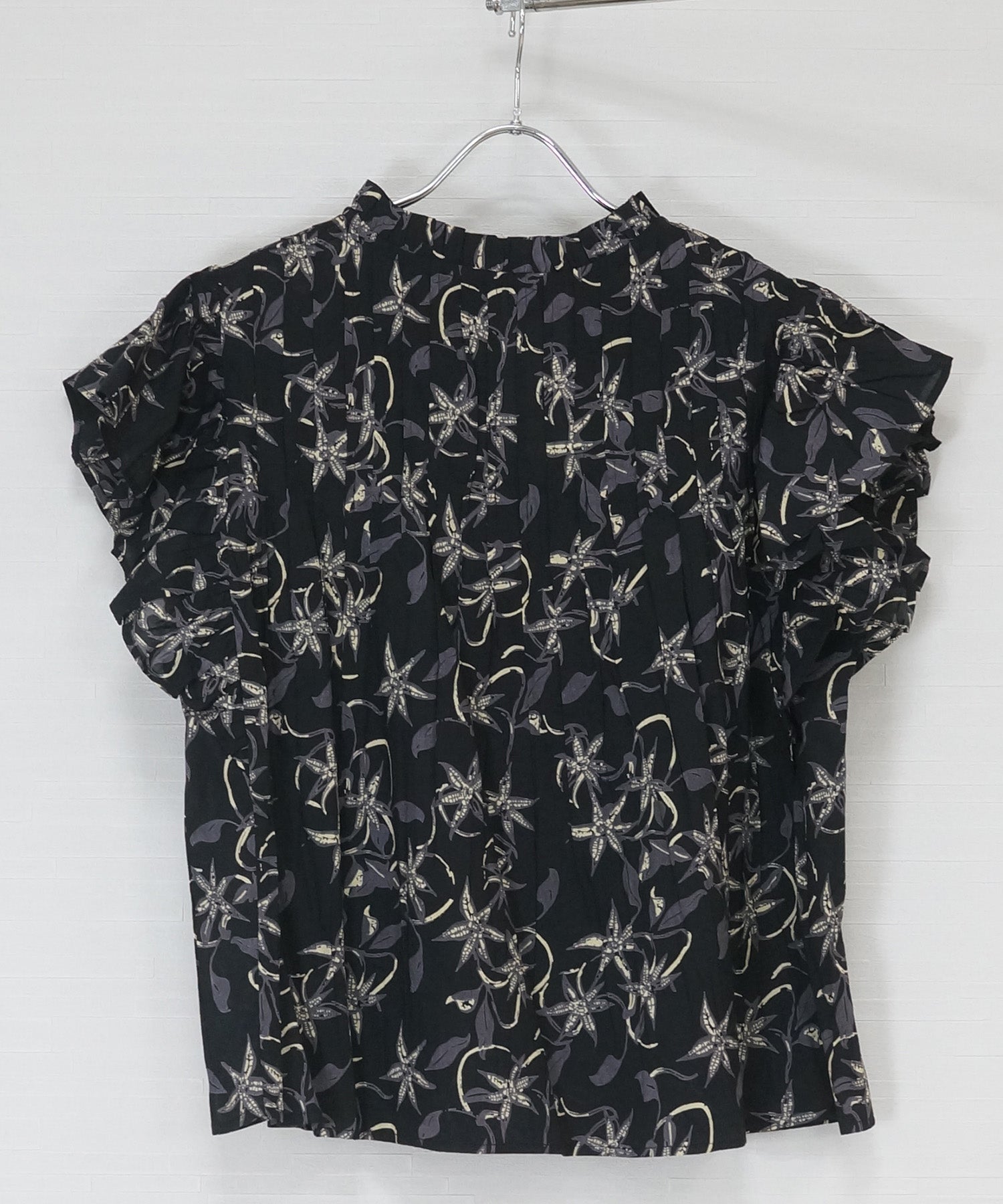 【INDUS luxury for JETSET SOLO PLUS】リーフプリントフリルスリーブブラウス