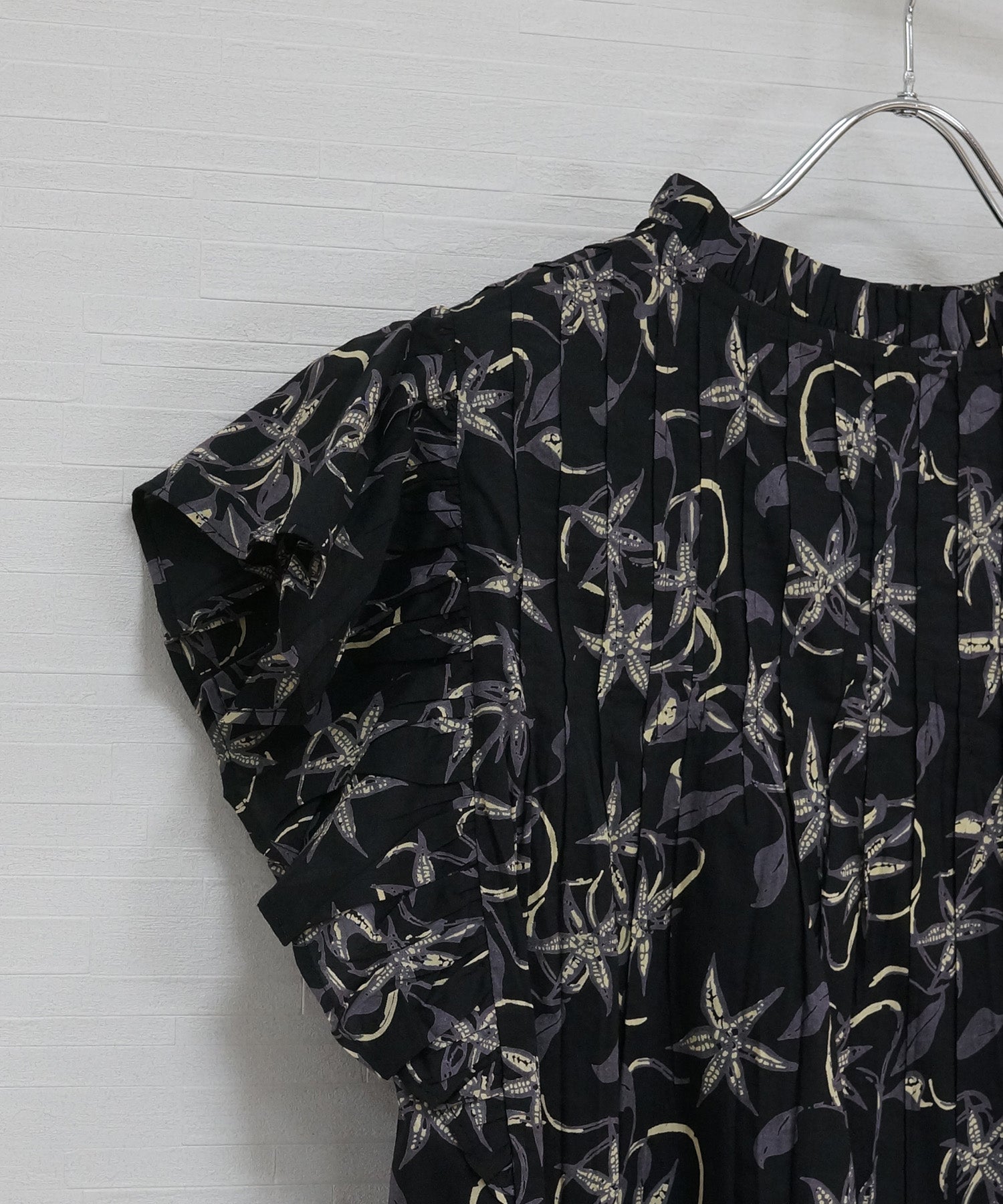 【INDUS luxury for JETSET SOLO PLUS】リーフプリントフリルスリーブブラウス