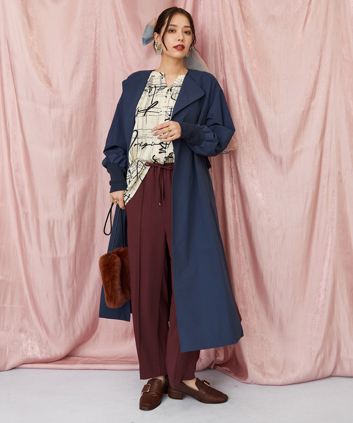 01-5923【FONT LAB】グラフィカルレターリングプリントブラウス