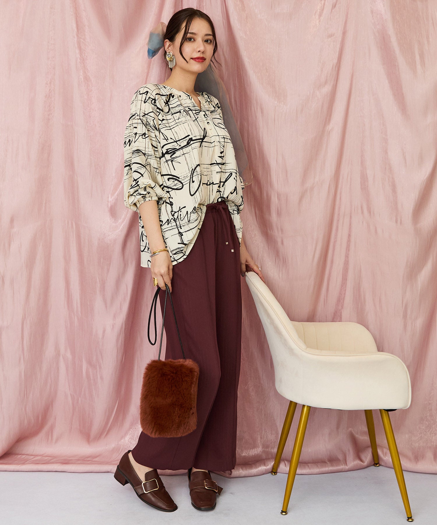 01-5923【FONT LAB】グラフィカルレターリングプリントブラウス