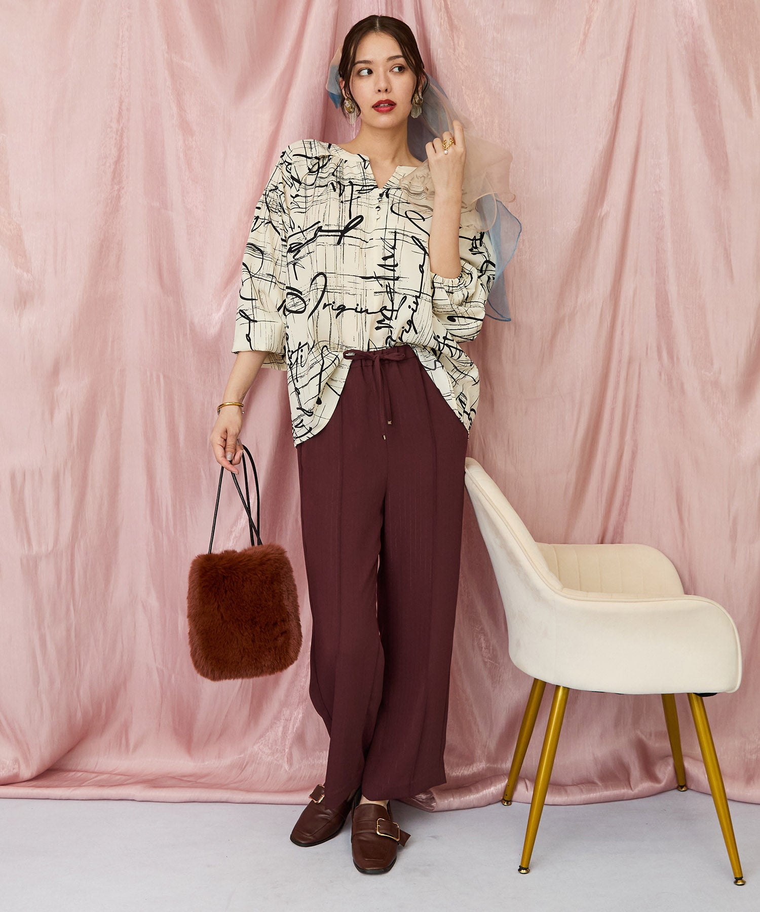 01-5923【FONT LAB】グラフィカルレターリングプリントブラウス