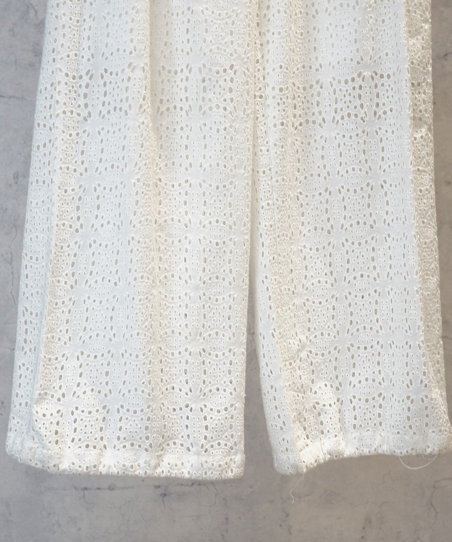 【INDUS luxury for JETSET SOLO PLUS】カットワークレースドロストヘムパンツ