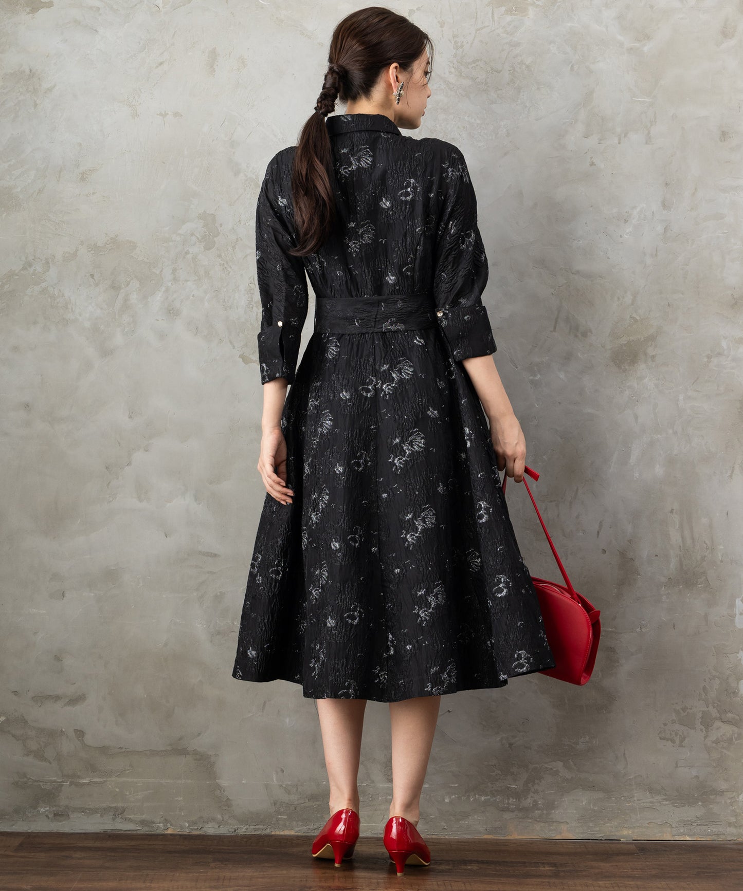 30-6343【DERHY】モノトーンフローラルプリントシャツワンピース