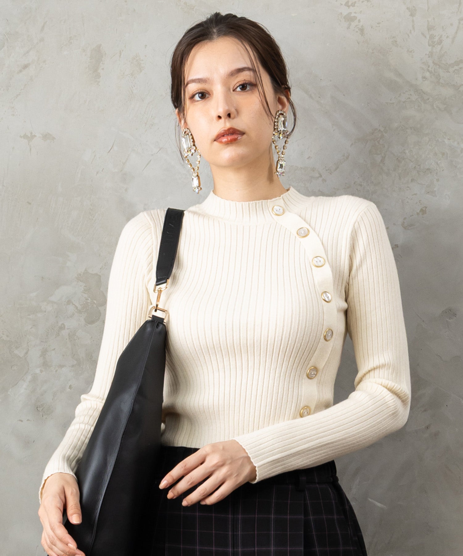 51-5650【FONT LAB】アシンメトリー釦ハイネックリブニット