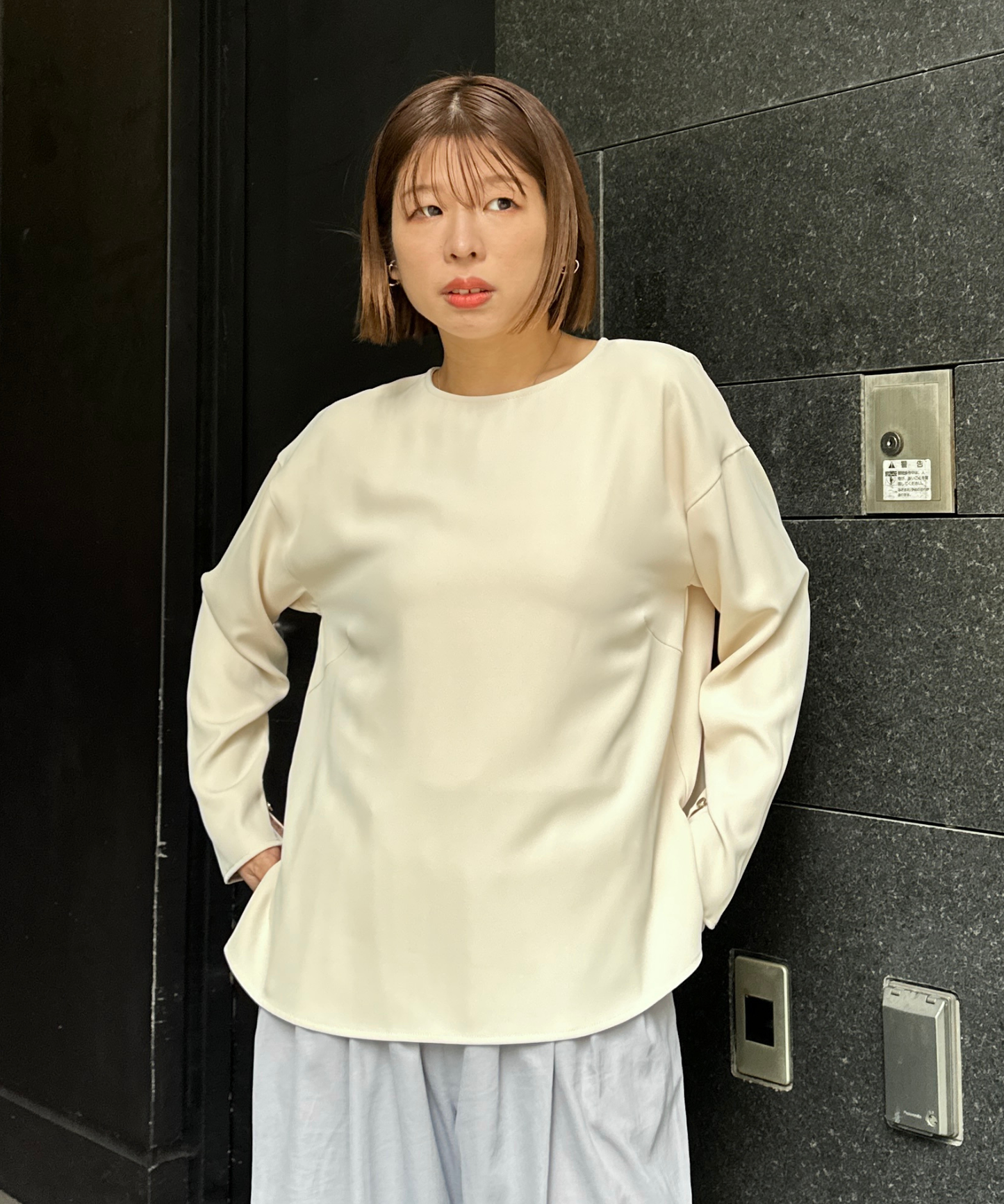 【JETSET SOLO PLUS】ソフトドレープツイル釦スリーブブラウス