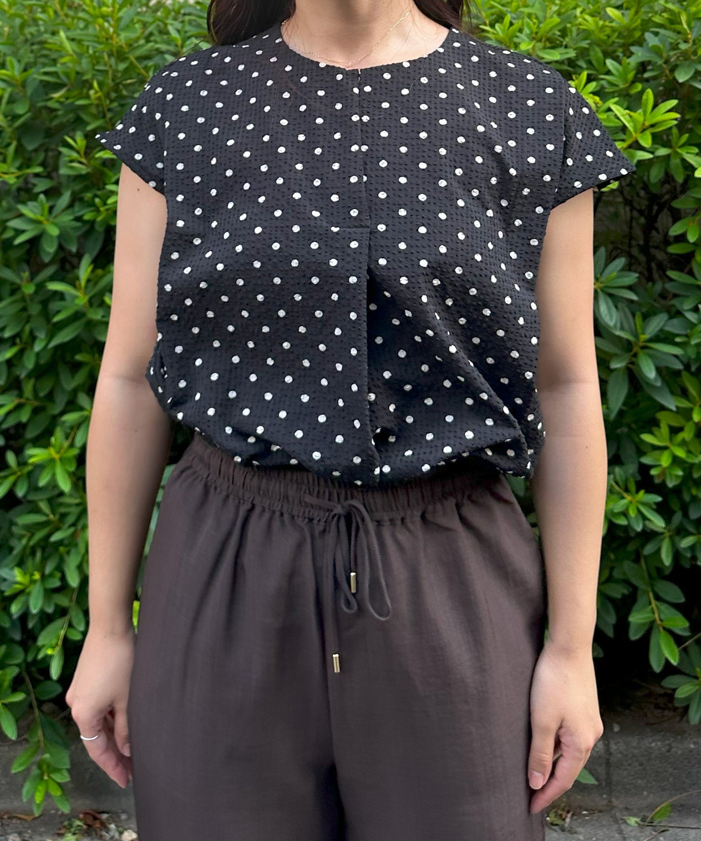 【INNOWAVE】フロントタックドットサッカーブラウス