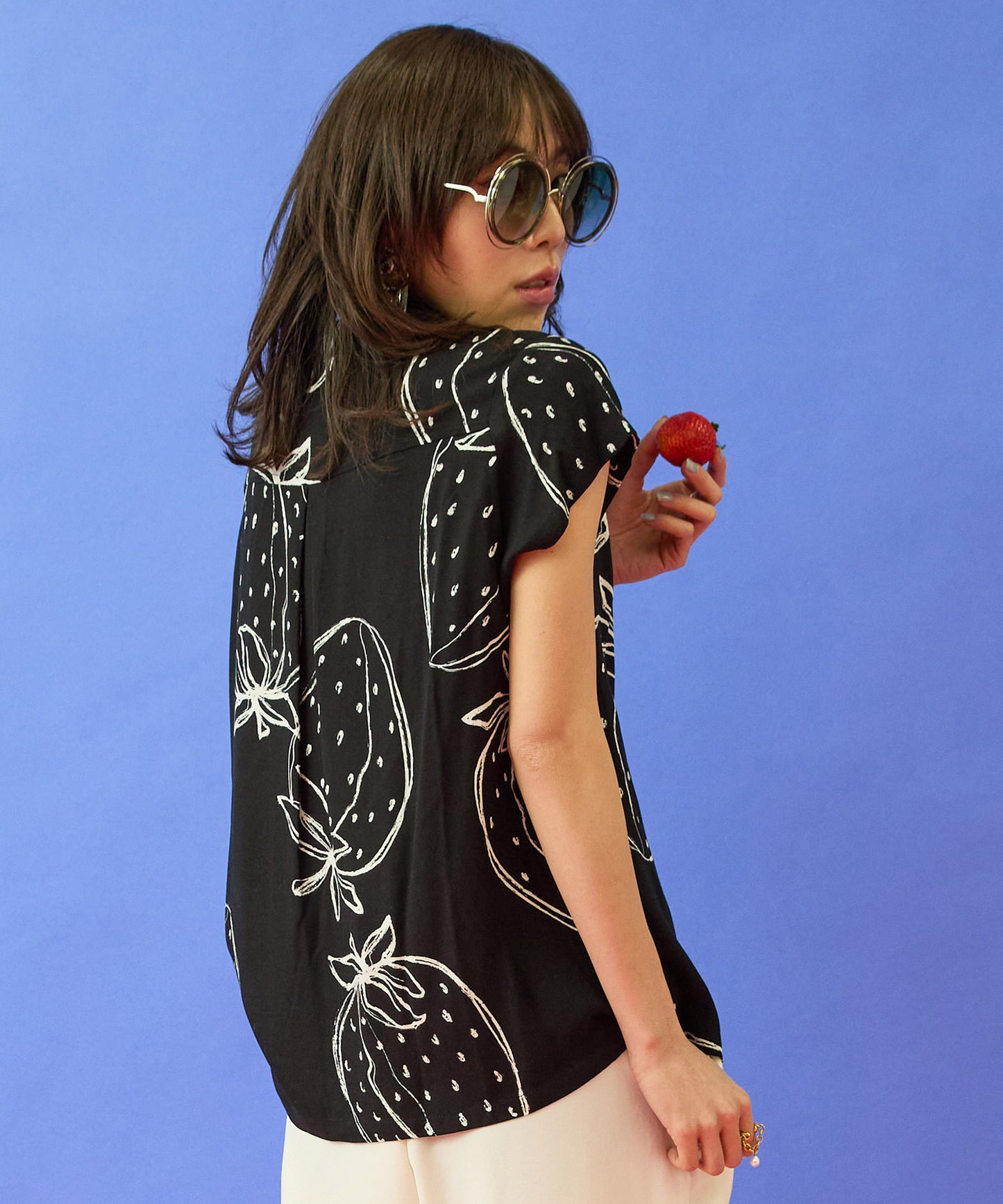 【mademoiselle YEYE】モノトーンストロベリープリントシャツ