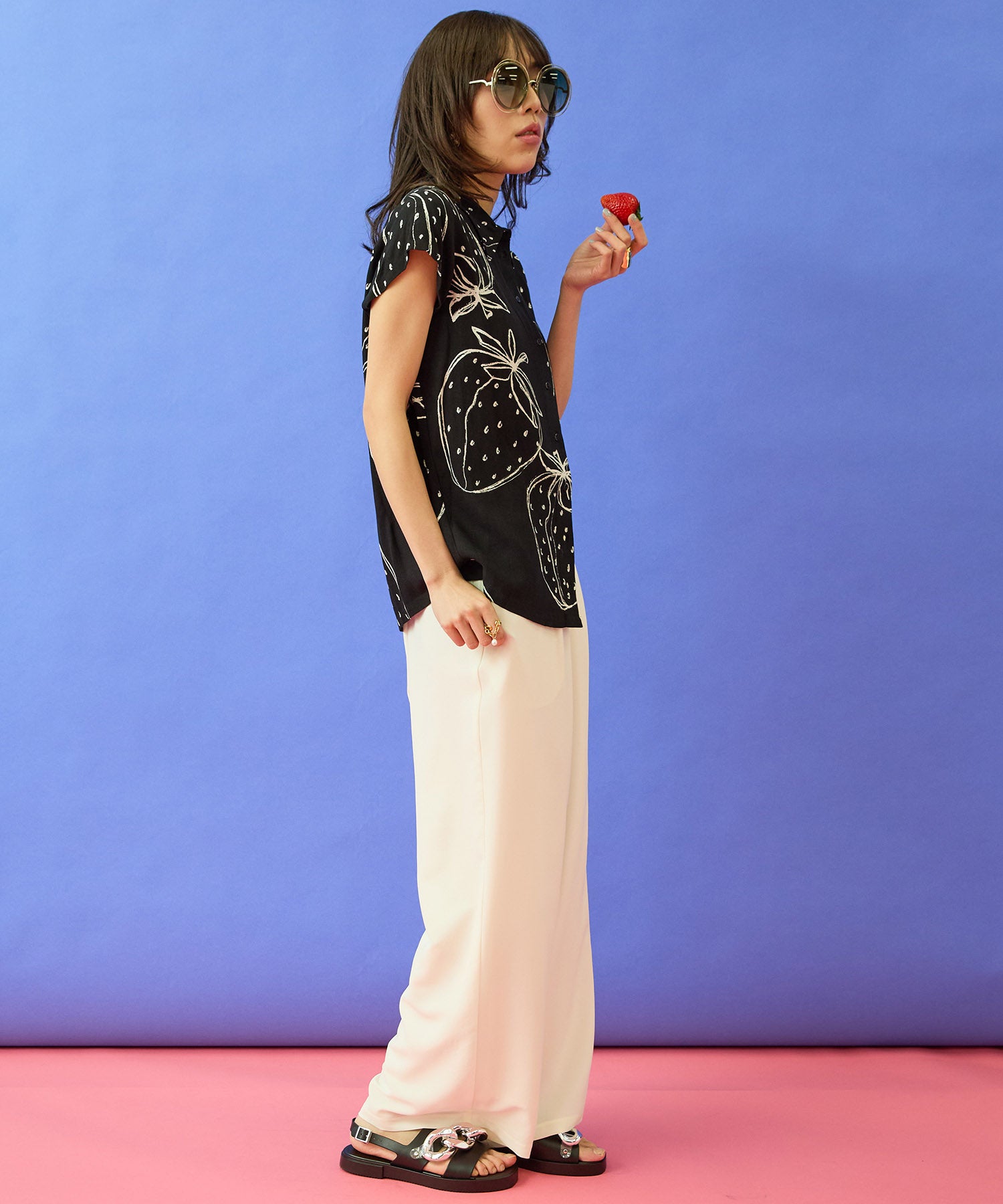 【mademoiselle YEYE】モノトーンストロベリープリントシャツ