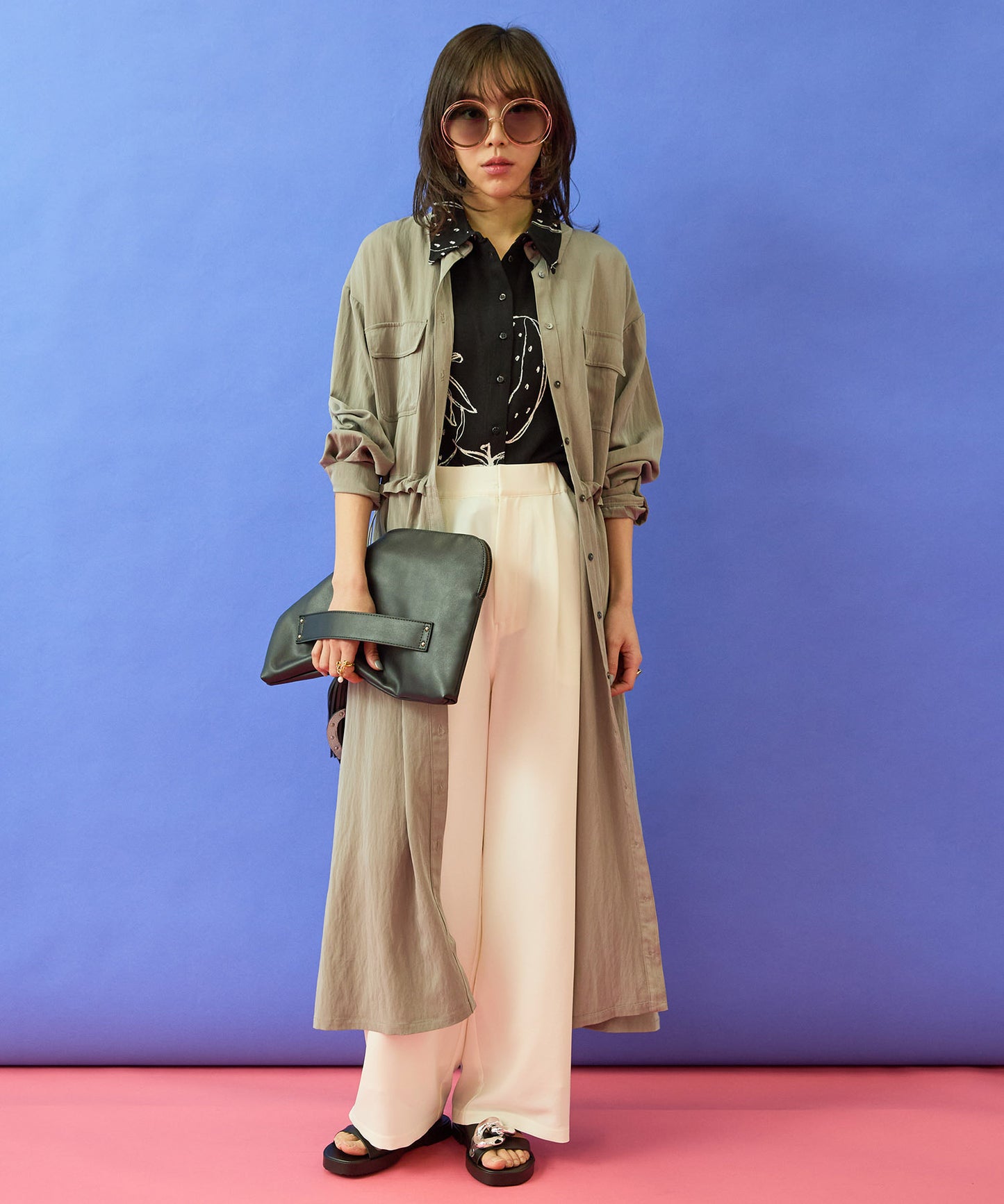 【mademoiselle YEYE】モノトーンストロベリープリントシャツ