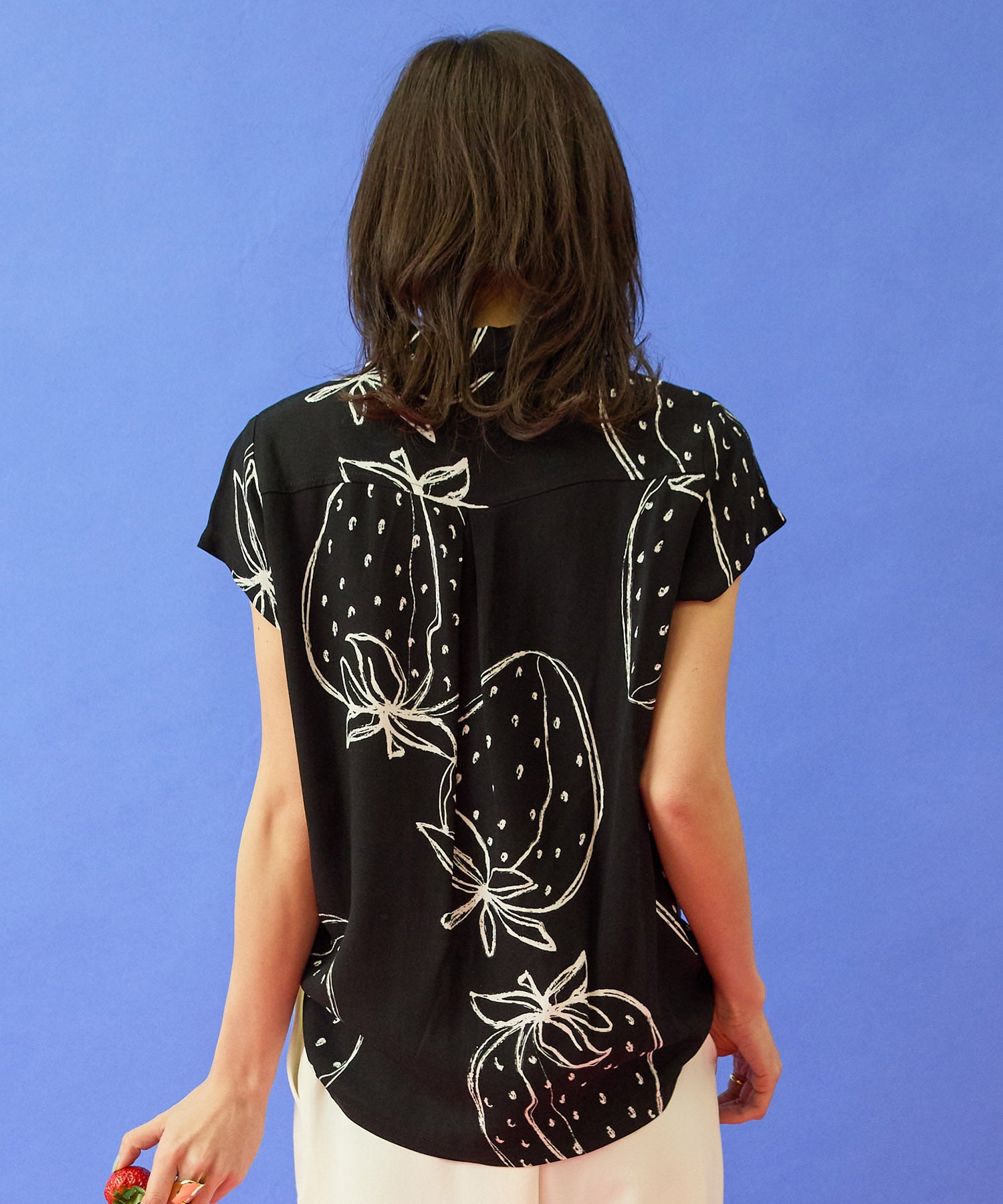 【mademoiselle YEYE】モノトーンストロベリープリントシャツ