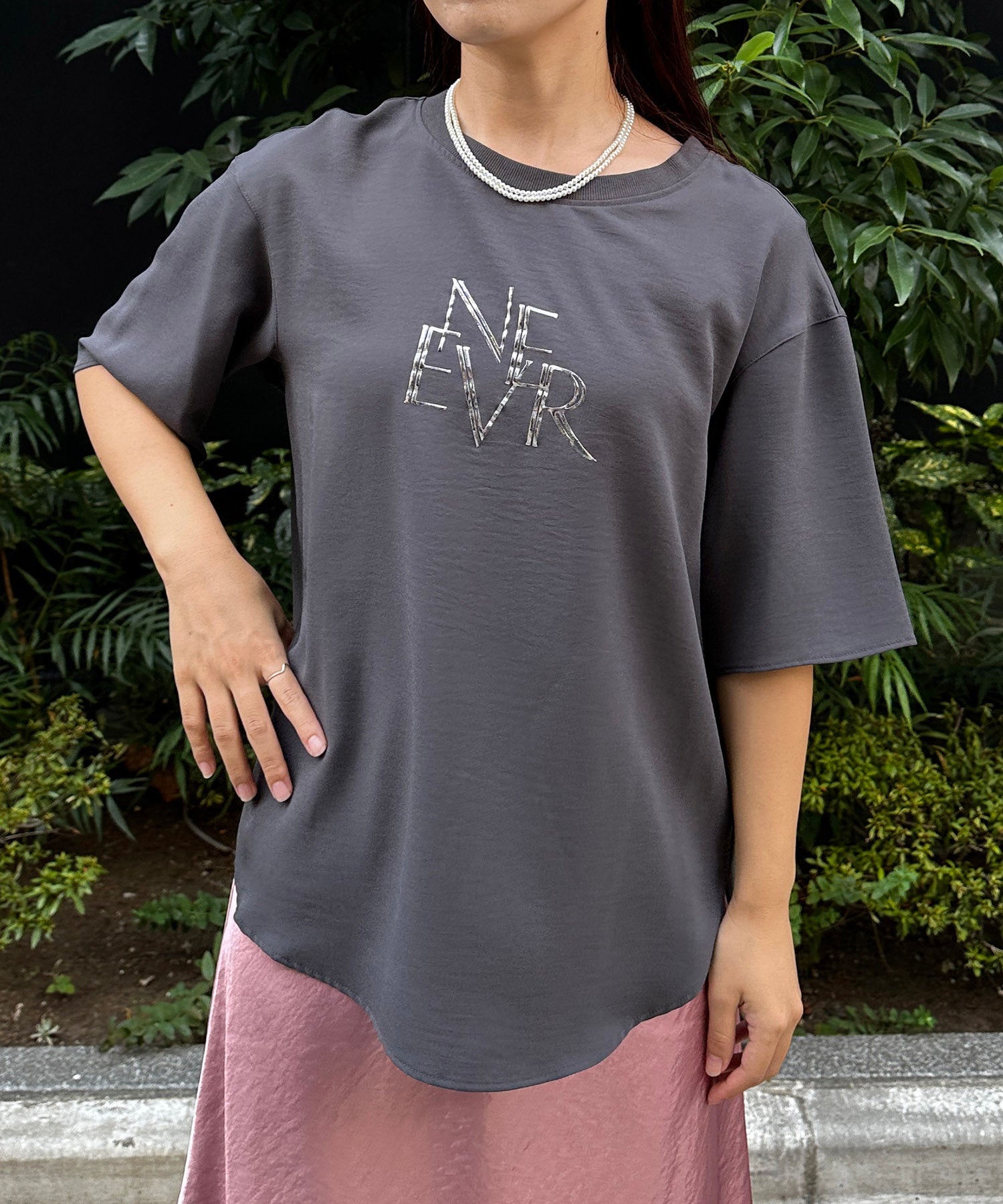 【qout】シャイニーロゴカットソー