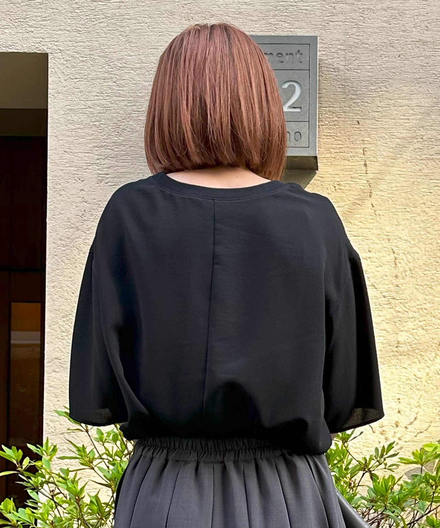 【qout】シャイニーロゴカットソー