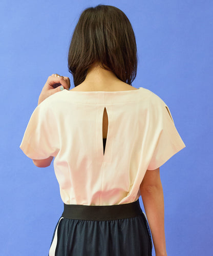 【SKFK】エンボスロゴTシャツ