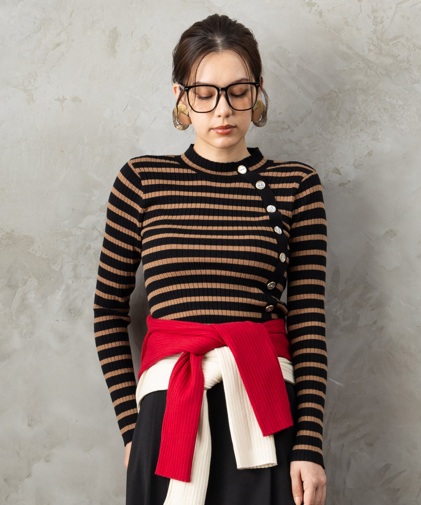 51-5650【FONT LAB】アシンメトリー釦ハイネックリブニット