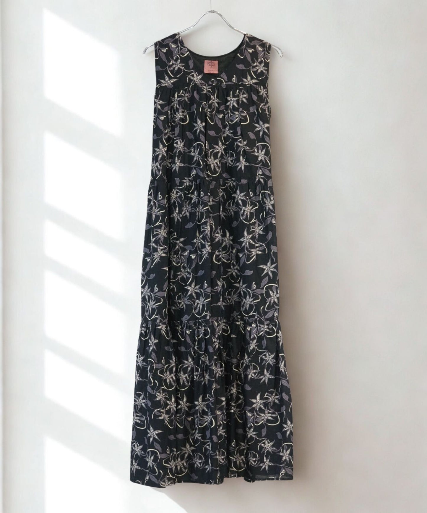 【INDUS luxury for JETSET SOLO PLUS】Vネックティアードワンピース