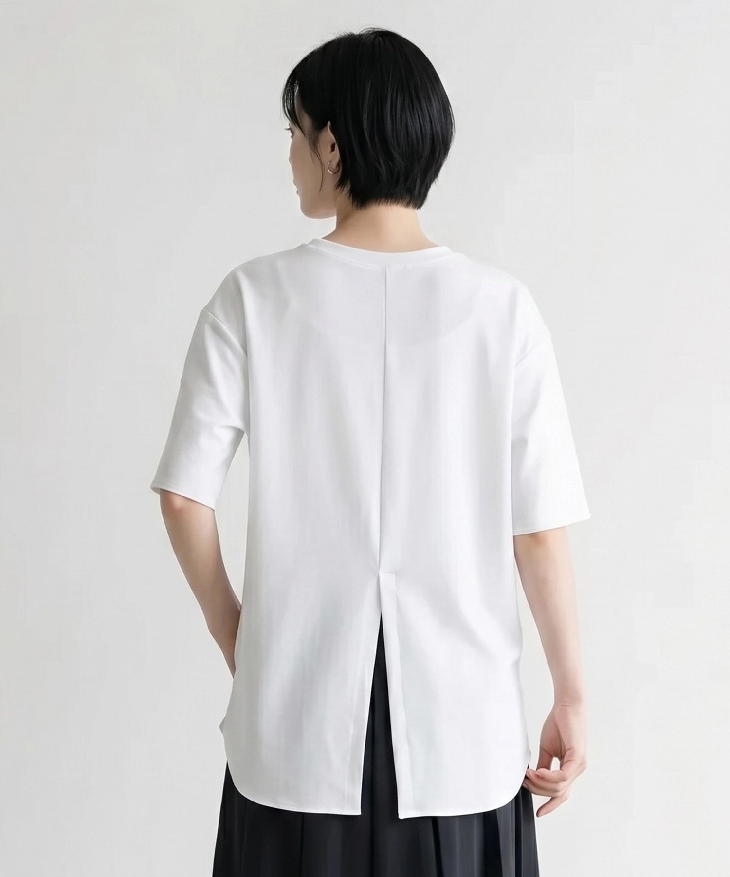 【qout】シャイニーロゴカットソー