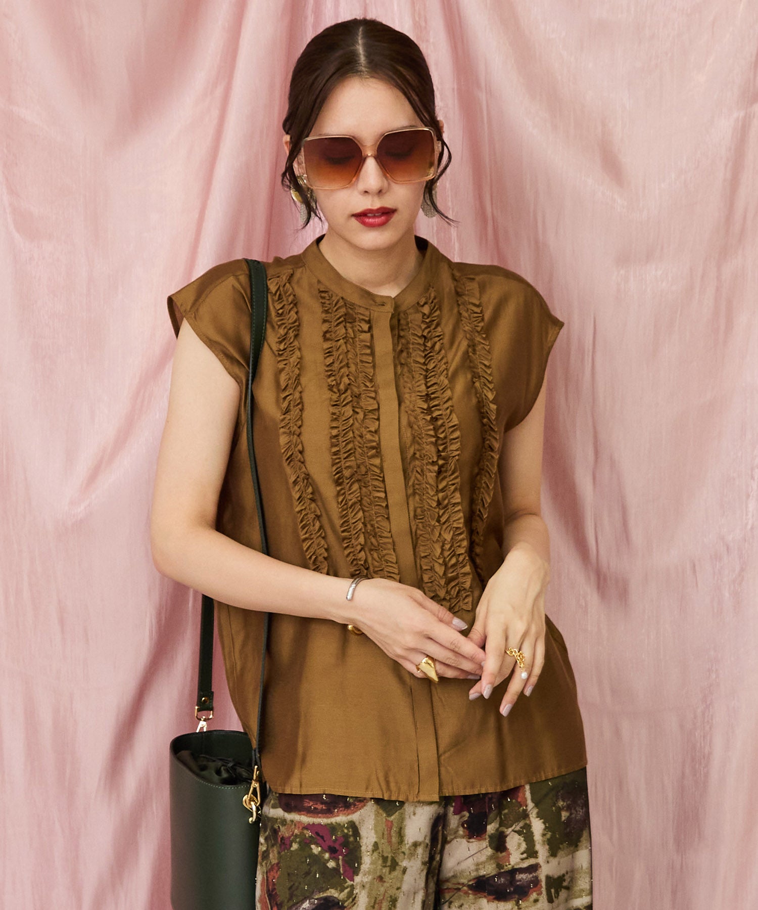 レディース フリルブラウス ノーカラー ノースリーブ｜JETSET SOLO PLUS(ジェットセットソロプラス) 公式通販｜レディース ファッション きれいめカジュアル