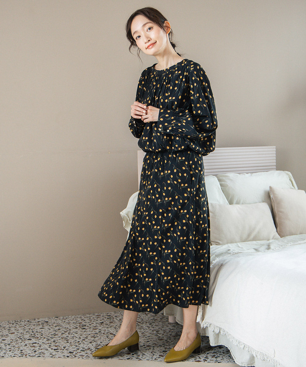 パウダーサテンチューリッププリントスカート